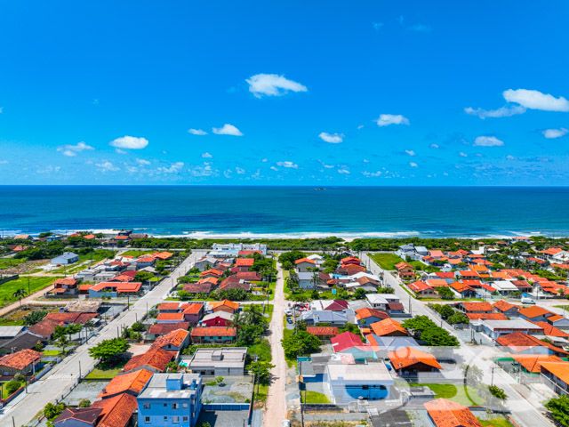 Apartamento localizado no coração de Balneário Barra do Sul, no tranquilo bairro de Salinas. Com uma estrutura cuidadosamente pensada para oferecer conforto e qualidade, este imóvel destaca-se tanto pela sua localização privilegiada quanto pelo excelente aproveitamento do espaço interno - ESTUDA PERMUTA

Este encantador apartamento de 62m², é perfeito para quem busca uma vida tranquila, mas sem abrir mão do acesso fácil a serviços essenciais. O Residencial é uma verdadeira jóia arquitetônica, com fachada moderna e uma disposição interna que maximiza cada metro quadrado disponível.

O apartamento é totalmente mobiliado, o que significa que você e sua família podem se mudar sem preocupações. Com dois dormitórios confortáveis e um banheiro elegantemente acabado, cada detalhe foi pensado para o seu bem-estar. A sala de estar e jantar integradas são espaçosas e acolhedoras.

A cozinha, com seu design funcional, inclui uma churrasqueira que promete ser o centro das atenções em encontros com amigos e família. 

Externamente, o Residencial está localizado próximo a praia de salinas, 
 oferecendo um ambiente seguro e privativo, completamente murado e com monitoramento privado. O imóvel conta ainda com uma garagem descoberta e está próximo a vias de acesso, transporte público, escolas e hospitais, garantindo facilidade no dia a dia.

Viver no Residencial significa ter a certeza de estar em um ambiente que valoriza a segurança, a privacidade e a comodidade. É um convite para desfrutar de uma vida com qualidade, rodeada por belezas naturais e com acesso a tudo o que você precisa. Não perca a oportunidade de conhecer esse lugar especial. Venha para o Residencial Citrino, seu novo lar espera por você com todo o conforto e praticidade que você merece.
 
636 NEGÓCIOS IMOBILIÁRIOS: A SUA MELHOR ESCOLHA
Com mais de 30 anos de experiência, a 636 Negócios Imobiliários é sua parceira ideal para encontrar o imóvel perfeito. Estamos prontos para ajudá-lo a fazer deste imóvel o seu novo lar.
 
Telefone: (47) 3451-0636
WhatsApp: (47) 99190-0636
 
Não perca esta oportunidade única. Visite nosso site para mais informações: i636.com.br