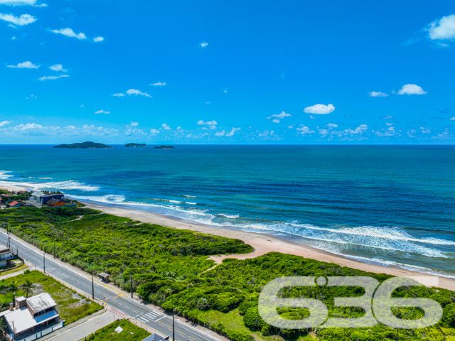 Apartamento localizado no coração de Balneário Barra do Sul, no tranquilo bairro de Salinas. Com uma estrutura cuidadosamente pensada para oferecer conforto e qualidade, este imóvel destaca-se tanto pela sua localização privilegiada quanto pelo excelente aproveitamento do espaço interno - ESTUDA PERMUTA

Este encantador apartamento de 62m², é perfeito para quem busca uma vida tranquila, mas sem abrir mão do acesso fácil a serviços essenciais. O Residencial é uma verdadeira jóia arquitetônica, com fachada moderna e uma disposição interna que maximiza cada metro quadrado disponível.

O apartamento é totalmente mobiliado, o que significa que você e sua família podem se mudar sem preocupações. Com dois dormitórios confortáveis e um banheiro elegantemente acabado, cada detalhe foi pensado para o seu bem-estar. A sala de estar e jantar integradas são espaçosas e acolhedoras.

A cozinha, com seu design funcional, inclui uma churrasqueira que promete ser o centro das atenções em encontros com amigos e família. 

Externamente, o Residencial está localizado próximo a praia de salinas, 
 oferecendo um ambiente seguro e privativo, completamente murado e com monitoramento privado. O imóvel conta ainda com uma garagem descoberta e está próximo a vias de acesso, transporte público, escolas e hospitais, garantindo facilidade no dia a dia.

Viver no Residencial significa ter a certeza de estar em um ambiente que valoriza a segurança, a privacidade e a comodidade. É um convite para desfrutar de uma vida com qualidade, rodeada por belezas naturais e com acesso a tudo o que você precisa. Não perca a oportunidade de conhecer esse lugar especial. Venha para o Residencial Citrino, seu novo lar espera por você com todo o conforto e praticidade que você merece.
 
636 NEGÓCIOS IMOBILIÁRIOS: A SUA MELHOR ESCOLHA
Com mais de 30 anos de experiência, a 636 Negócios Imobiliários é sua parceira ideal para encontrar o imóvel perfeito. Estamos prontos para ajudá-lo a fazer deste imóvel o seu novo lar.
 
Telefone: (47) 3451-0636
WhatsApp: (47) 99190-0636
 
Não perca esta oportunidade única. Visite nosso site para mais informações: i636.com.br