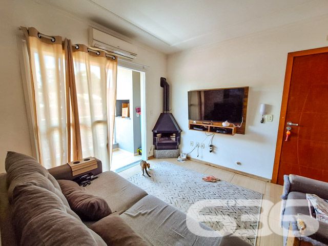 Descubra seu novo lar em Joinville, neste charmoso apartamento de 91,23 m², localizado no acolhedor bairro Floresta. Este imóvel está pronto para ser personalizado ao seu gosto e se transformar no cenário dos seus novos começos.
Este apartamento está situado em um terreno de 571,36 m², com uma localização estratégica próxima a escolas, hospitais e várias opções de transporte público, garantindo conveniência e acesso facilitado às necessidades do dia a dia. Além de sua rua pavimentada, o imóvel beneficia de uma topografia plana, ideal para aqueles que valorizam praticidade e conforto.
O interior do apartamento é convidativo, com dois dormitórios espaçosos e bem iluminados, garantindo o conforto necessário para uma boa noite de sono. A sala de estar é ampla e recebe boa quantidade de luz natural, oferecendo um ambiente perfeito para relaxar e entreter visitas. A cozinha é integrada à sala de jantar, criando um espaço funcional e acolhedor para refeições em família. Destaca-se também a sacada com churrasqueira, perfeita para confraternizações ou um tranquilo café da manhã ao ar livre.
A área de serviço é prática e bem organizada, otimizando suas tarefas diárias. O apartamento inclui ainda uma garagem coberta, proporcionando segurança e conveniência para o seu veículo.
Com todas estas características, este apartamento não é apenas uma moradia, mas um investimento em qualidade de vida. Ele reflete a dedicação e o cuidado que a 636 Negócios Imobiliários emprega em cada detalhe, assegurando que cada cliente encontre não só uma casa, mas um verdadeiro lar.
Invista no seu futuro, escolha um imóvel que oferece mais do que um espaço para viver, oferece um ambiente para prosperar. Agende uma visita e venha conhecer seu novo endereço no coração de Joinville. Este é o momento perfeito para você dar o próximo passo em direção ao lar dos seus sonhos.
636 NEGÓCIOS IMOBILIÁRIOS: A SUA MELHOR ESCOLHA
Com mais de 30 anos de experiência, a 636 Negócios Imobiliários é sua parceira ideal para encontrar o imóvel perfeito. Estamos prontos para ajudá-lo a fazer deste imóvel o seu novo lar.
Telefone: (47) 3451-0636
WhatsApp: (47) 99190-0636
Não perca esta oportunidade única. Visite nosso site para mais informações: i636.com.br