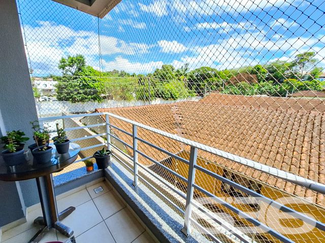 Descubra seu novo lar em Joinville, neste charmoso apartamento de 91,23 m², localizado no acolhedor bairro Floresta. Este imóvel está pronto para ser personalizado ao seu gosto e se transformar no cenário dos seus novos começos.
Este apartamento está situado em um terreno de 571,36 m², com uma localização estratégica próxima a escolas, hospitais e várias opções de transporte público, garantindo conveniência e acesso facilitado às necessidades do dia a dia. Além de sua rua pavimentada, o imóvel beneficia de uma topografia plana, ideal para aqueles que valorizam praticidade e conforto.
O interior do apartamento é convidativo, com dois dormitórios espaçosos e bem iluminados, garantindo o conforto necessário para uma boa noite de sono. A sala de estar é ampla e recebe boa quantidade de luz natural, oferecendo um ambiente perfeito para relaxar e entreter visitas. A cozinha é integrada à sala de jantar, criando um espaço funcional e acolhedor para refeições em família. Destaca-se também a sacada com churrasqueira, perfeita para confraternizações ou um tranquilo café da manhã ao ar livre.
A área de serviço é prática e bem organizada, otimizando suas tarefas diárias. O apartamento inclui ainda uma garagem coberta, proporcionando segurança e conveniência para o seu veículo.
Com todas estas características, este apartamento não é apenas uma moradia, mas um investimento em qualidade de vida. Ele reflete a dedicação e o cuidado que a 636 Negócios Imobiliários emprega em cada detalhe, assegurando que cada cliente encontre não só uma casa, mas um verdadeiro lar.
Invista no seu futuro, escolha um imóvel que oferece mais do que um espaço para viver, oferece um ambiente para prosperar. Agende uma visita e venha conhecer seu novo endereço no coração de Joinville. Este é o momento perfeito para você dar o próximo passo em direção ao lar dos seus sonhos.
636 NEGÓCIOS IMOBILIÁRIOS: A SUA MELHOR ESCOLHA
Com mais de 30 anos de experiência, a 636 Negócios Imobiliários é sua parceira ideal para encontrar o imóvel perfeito. Estamos prontos para ajudá-lo a fazer deste imóvel o seu novo lar.
Telefone: (47) 3451-0636
WhatsApp: (47) 99190-0636
Não perca esta oportunidade única. Visite nosso site para mais informações: i636.com.br