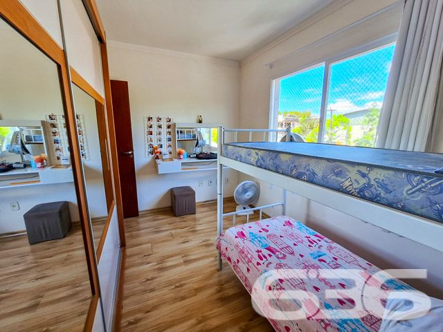 Descubra seu novo lar em Joinville, neste charmoso apartamento de 91,23 m², localizado no acolhedor bairro Floresta. Este imóvel está pronto para ser personalizado ao seu gosto e se transformar no cenário dos seus novos começos.
Este apartamento está situado em um terreno de 571,36 m², com uma localização estratégica próxima a escolas, hospitais e várias opções de transporte público, garantindo conveniência e acesso facilitado às necessidades do dia a dia. Além de sua rua pavimentada, o imóvel beneficia de uma topografia plana, ideal para aqueles que valorizam praticidade e conforto.
O interior do apartamento é convidativo, com dois dormitórios espaçosos e bem iluminados, garantindo o conforto necessário para uma boa noite de sono. A sala de estar é ampla e recebe boa quantidade de luz natural, oferecendo um ambiente perfeito para relaxar e entreter visitas. A cozinha é integrada à sala de jantar, criando um espaço funcional e acolhedor para refeições em família. Destaca-se também a sacada com churrasqueira, perfeita para confraternizações ou um tranquilo café da manhã ao ar livre.
A área de serviço é prática e bem organizada, otimizando suas tarefas diárias. O apartamento inclui ainda uma garagem coberta, proporcionando segurança e conveniência para o seu veículo.
Com todas estas características, este apartamento não é apenas uma moradia, mas um investimento em qualidade de vida. Ele reflete a dedicação e o cuidado que a 636 Negócios Imobiliários emprega em cada detalhe, assegurando que cada cliente encontre não só uma casa, mas um verdadeiro lar.
Invista no seu futuro, escolha um imóvel que oferece mais do que um espaço para viver, oferece um ambiente para prosperar. Agende uma visita e venha conhecer seu novo endereço no coração de Joinville. Este é o momento perfeito para você dar o próximo passo em direção ao lar dos seus sonhos.
636 NEGÓCIOS IMOBILIÁRIOS: A SUA MELHOR ESCOLHA
Com mais de 30 anos de experiência, a 636 Negócios Imobiliários é sua parceira ideal para encontrar o imóvel perfeito. Estamos prontos para ajudá-lo a fazer deste imóvel o seu novo lar.
Telefone: (47) 3451-0636
WhatsApp: (47) 99190-0636
Não perca esta oportunidade única. Visite nosso site para mais informações: i636.com.br