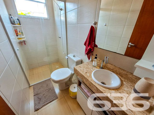 Descubra seu novo lar em Joinville, neste charmoso apartamento de 91,23 m², localizado no acolhedor bairro Floresta. Este imóvel está pronto para ser personalizado ao seu gosto e se transformar no cenário dos seus novos começos.
Este apartamento está situado em um terreno de 571,36 m², com uma localização estratégica próxima a escolas, hospitais e várias opções de transporte público, garantindo conveniência e acesso facilitado às necessidades do dia a dia. Além de sua rua pavimentada, o imóvel beneficia de uma topografia plana, ideal para aqueles que valorizam praticidade e conforto.
O interior do apartamento é convidativo, com dois dormitórios espaçosos e bem iluminados, garantindo o conforto necessário para uma boa noite de sono. A sala de estar é ampla e recebe boa quantidade de luz natural, oferecendo um ambiente perfeito para relaxar e entreter visitas. A cozinha é integrada à sala de jantar, criando um espaço funcional e acolhedor para refeições em família. Destaca-se também a sacada com churrasqueira, perfeita para confraternizações ou um tranquilo café da manhã ao ar livre.
A área de serviço é prática e bem organizada, otimizando suas tarefas diárias. O apartamento inclui ainda uma garagem coberta, proporcionando segurança e conveniência para o seu veículo.
Com todas estas características, este apartamento não é apenas uma moradia, mas um investimento em qualidade de vida. Ele reflete a dedicação e o cuidado que a 636 Negócios Imobiliários emprega em cada detalhe, assegurando que cada cliente encontre não só uma casa, mas um verdadeiro lar.
Invista no seu futuro, escolha um imóvel que oferece mais do que um espaço para viver, oferece um ambiente para prosperar. Agende uma visita e venha conhecer seu novo endereço no coração de Joinville. Este é o momento perfeito para você dar o próximo passo em direção ao lar dos seus sonhos.
636 NEGÓCIOS IMOBILIÁRIOS: A SUA MELHOR ESCOLHA
Com mais de 30 anos de experiência, a 636 Negócios Imobiliários é sua parceira ideal para encontrar o imóvel perfeito. Estamos prontos para ajudá-lo a fazer deste imóvel o seu novo lar.
Telefone: (47) 3451-0636
WhatsApp: (47) 99190-0636
Não perca esta oportunidade única. Visite nosso site para mais informações: i636.com.br