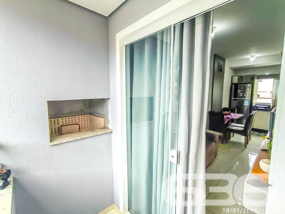Descubra seu novo lar em Joinville, no bairro Iririú. Apresentamos um apartamento térreo de fundos, ideal para quem busca privacidade sem abrir mão do acesso à conveniência urbana. Com área construída de 51,06m², este imóvel oferece um espaço acolhedor e bem planejado para você e sua família.
Este imóvel dispõe de dois confortáveis dormitórios, ambos com instalações prontas para ar-condicionado, sendo um deles dotado de uma sacada encantadora que permite a entrada de luz natural, criando um ambiente mais arejado e iluminado. A cozinha, um verdadeiro coração da casa, vem completamente equipada com móveis planejados de alto padrão e integra-se harmoniosamente à sala de estar e jantar, formando um espaço amplo para reunir amigos e familiares.
A sala de estar, central para o lazer e descanso, é ampla e recebe a luz natural que se espalha pelo apartamento, promovendo um ambiente relaxante e convidativo. A sacada do apartamento inclui uma churrasqueira moderna, perfeita para os momentos de lazer e celebrações em casa.
A funcionalidade se estende à área de serviço, que é prática e equipada, mantendo a organização e facilitando o dia a dia. O banheiro é moderno, com acabamentos de qualidade, oferecendo conforto e praticidade.
Externamente, o imóvel conta com uma vaga de garagem, portão eletrônico e sistema de interfone, garantindo segurança e privacidade. Localizado em uma rua pavimentada, com fácil acesso a importantes vias de transporte, escolas, hospitais, shopping centers e uma variedade de serviços essenciais, este apartamento no bairro Iririú é uma excelente escolha para quem busca conveniência e qualidade de vida.
O apartamento está situado em um terreno de 480,00m², com dimensões regulares e topografia plana, facilitando ainda mais a sua rotina. Permite animais, o que é ideal para os amantes de pets.
A 636 Negócios Imobiliários, com mais de 30 anos de experiência no mercado imobiliário, orgulha-se de apresentar este imóvel, garantindo a perfeição técnico-jurídica em todas as etapas da mediação. Venha conhecer e se encantar com este apartamento à venda em Joinville. Aguardamos seu contato para uma visita, onde a qualidade de vida que você merece se torna realidade.
636 NEGÓCIOS IMOBILIÁRIOS: A SUA MELHOR ESCOLHA
Com mais de 30 anos de experiência, a 636 Negócios Imobiliários é sua parceira ideal para encontrar o imóvel perfeito. Estamos prontos para ajudá-lo a fazer deste imóvel o seu novo lar.
Telefone: (47) 3451-0636
WhatsApp: (47) 99190-0636
Não perca esta oportunidade única. Visite nosso site para mais informações: i636.com.br