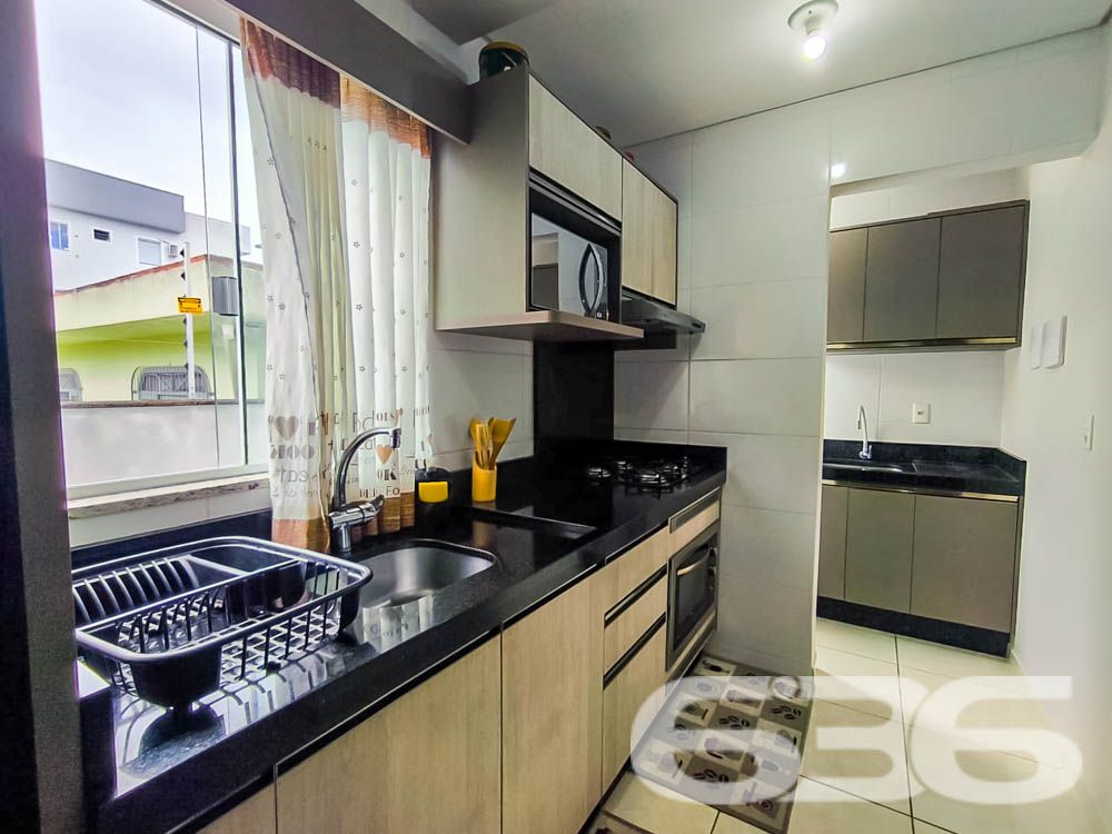 Descubra seu novo lar em Joinville, no bairro Iririú. Apresentamos um apartamento térreo de fundos, ideal para quem busca privacidade sem abrir mão do acesso à conveniência urbana. Com área construída de 51,06m², este imóvel oferece um espaço acolhedor e bem planejado para você e sua família.
Este imóvel dispõe de dois confortáveis dormitórios, ambos com instalações prontas para ar-condicionado, sendo um deles dotado de uma sacada encantadora que permite a entrada de luz natural, criando um ambiente mais arejado e iluminado. A cozinha, um verdadeiro coração da casa, vem completamente equipada com móveis planejados de alto padrão e integra-se harmoniosamente à sala de estar e jantar, formando um espaço amplo para reunir amigos e familiares.
A sala de estar, central para o lazer e descanso, é ampla e recebe a luz natural que se espalha pelo apartamento, promovendo um ambiente relaxante e convidativo. A sacada do apartamento inclui uma churrasqueira moderna, perfeita para os momentos de lazer e celebrações em casa.
A funcionalidade se estende à área de serviço, que é prática e equipada, mantendo a organização e facilitando o dia a dia. O banheiro é moderno, com acabamentos de qualidade, oferecendo conforto e praticidade.
Externamente, o imóvel conta com uma vaga de garagem, portão eletrônico e sistema de interfone, garantindo segurança e privacidade. Localizado em uma rua pavimentada, com fácil acesso a importantes vias de transporte, escolas, hospitais, shopping centers e uma variedade de serviços essenciais, este apartamento no bairro Iririú é uma excelente escolha para quem busca conveniência e qualidade de vida.
O apartamento está situado em um terreno de 480,00m², com dimensões regulares e topografia plana, facilitando ainda mais a sua rotina. Permite animais, o que é ideal para os amantes de pets.
A 636 Negócios Imobiliários, com mais de 30 anos de experiência no mercado imobiliário, orgulha-se de apresentar este imóvel, garantindo a perfeição técnico-jurídica em todas as etapas da mediação. Venha conhecer e se encantar com este apartamento à venda em Joinville. Aguardamos seu contato para uma visita, onde a qualidade de vida que você merece se torna realidade.
636 NEGÓCIOS IMOBILIÁRIOS: A SUA MELHOR ESCOLHA
Com mais de 30 anos de experiência, a 636 Negócios Imobiliários é sua parceira ideal para encontrar o imóvel perfeito. Estamos prontos para ajudá-lo a fazer deste imóvel o seu novo lar.
Telefone: (47) 3451-0636
WhatsApp: (47) 99190-0636
Não perca esta oportunidade única. Visite nosso site para mais informações: i636.com.br
