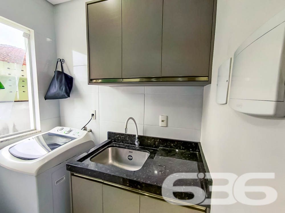 Descubra seu novo lar em Joinville, no bairro Iririú. Apresentamos um apartamento térreo de fundos, ideal para quem busca privacidade sem abrir mão do acesso à conveniência urbana. Com área construída de 51,06m², este imóvel oferece um espaço acolhedor e bem planejado para você e sua família.
Este imóvel dispõe de dois confortáveis dormitórios, ambos com instalações prontas para ar-condicionado, sendo um deles dotado de uma sacada encantadora que permite a entrada de luz natural, criando um ambiente mais arejado e iluminado. A cozinha, um verdadeiro coração da casa, vem completamente equipada com móveis planejados de alto padrão e integra-se harmoniosamente à sala de estar e jantar, formando um espaço amplo para reunir amigos e familiares.
A sala de estar, central para o lazer e descanso, é ampla e recebe a luz natural que se espalha pelo apartamento, promovendo um ambiente relaxante e convidativo. A sacada do apartamento inclui uma churrasqueira moderna, perfeita para os momentos de lazer e celebrações em casa.
A funcionalidade se estende à área de serviço, que é prática e equipada, mantendo a organização e facilitando o dia a dia. O banheiro é moderno, com acabamentos de qualidade, oferecendo conforto e praticidade.
Externamente, o imóvel conta com uma vaga de garagem, portão eletrônico e sistema de interfone, garantindo segurança e privacidade. Localizado em uma rua pavimentada, com fácil acesso a importantes vias de transporte, escolas, hospitais, shopping centers e uma variedade de serviços essenciais, este apartamento no bairro Iririú é uma excelente escolha para quem busca conveniência e qualidade de vida.
O apartamento está situado em um terreno de 480,00m², com dimensões regulares e topografia plana, facilitando ainda mais a sua rotina. Permite animais, o que é ideal para os amantes de pets.
A 636 Negócios Imobiliários, com mais de 30 anos de experiência no mercado imobiliário, orgulha-se de apresentar este imóvel, garantindo a perfeição técnico-jurídica em todas as etapas da mediação. Venha conhecer e se encantar com este apartamento à venda em Joinville. Aguardamos seu contato para uma visita, onde a qualidade de vida que você merece se torna realidade.
636 NEGÓCIOS IMOBILIÁRIOS: A SUA MELHOR ESCOLHA
Com mais de 30 anos de experiência, a 636 Negócios Imobiliários é sua parceira ideal para encontrar o imóvel perfeito. Estamos prontos para ajudá-lo a fazer deste imóvel o seu novo lar.
Telefone: (47) 3451-0636
WhatsApp: (47) 99190-0636
Não perca esta oportunidade única. Visite nosso site para mais informações: i636.com.br