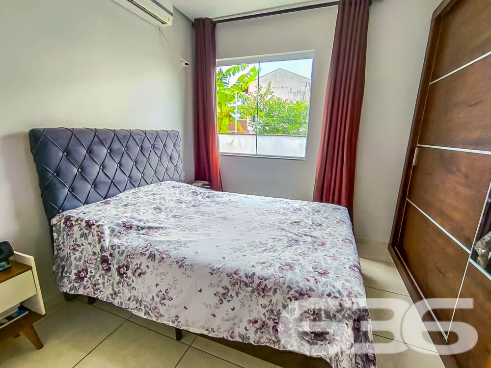 Descubra seu novo lar em Joinville, no bairro Iririú. Apresentamos um apartamento térreo de fundos, ideal para quem busca privacidade sem abrir mão do acesso à conveniência urbana. Com área construída de 51,06m², este imóvel oferece um espaço acolhedor e bem planejado para você e sua família.
Este imóvel dispõe de dois confortáveis dormitórios, ambos com instalações prontas para ar-condicionado, sendo um deles dotado de uma sacada encantadora que permite a entrada de luz natural, criando um ambiente mais arejado e iluminado. A cozinha, um verdadeiro coração da casa, vem completamente equipada com móveis planejados de alto padrão e integra-se harmoniosamente à sala de estar e jantar, formando um espaço amplo para reunir amigos e familiares.
A sala de estar, central para o lazer e descanso, é ampla e recebe a luz natural que se espalha pelo apartamento, promovendo um ambiente relaxante e convidativo. A sacada do apartamento inclui uma churrasqueira moderna, perfeita para os momentos de lazer e celebrações em casa.
A funcionalidade se estende à área de serviço, que é prática e equipada, mantendo a organização e facilitando o dia a dia. O banheiro é moderno, com acabamentos de qualidade, oferecendo conforto e praticidade.
Externamente, o imóvel conta com uma vaga de garagem, portão eletrônico e sistema de interfone, garantindo segurança e privacidade. Localizado em uma rua pavimentada, com fácil acesso a importantes vias de transporte, escolas, hospitais, shopping centers e uma variedade de serviços essenciais, este apartamento no bairro Iririú é uma excelente escolha para quem busca conveniência e qualidade de vida.
O apartamento está situado em um terreno de 480,00m², com dimensões regulares e topografia plana, facilitando ainda mais a sua rotina. Permite animais, o que é ideal para os amantes de pets.
A 636 Negócios Imobiliários, com mais de 30 anos de experiência no mercado imobiliário, orgulha-se de apresentar este imóvel, garantindo a perfeição técnico-jurídica em todas as etapas da mediação. Venha conhecer e se encantar com este apartamento à venda em Joinville. Aguardamos seu contato para uma visita, onde a qualidade de vida que você merece se torna realidade.
636 NEGÓCIOS IMOBILIÁRIOS: A SUA MELHOR ESCOLHA
Com mais de 30 anos de experiência, a 636 Negócios Imobiliários é sua parceira ideal para encontrar o imóvel perfeito. Estamos prontos para ajudá-lo a fazer deste imóvel o seu novo lar.
Telefone: (47) 3451-0636
WhatsApp: (47) 99190-0636
Não perca esta oportunidade única. Visite nosso site para mais informações: i636.com.br