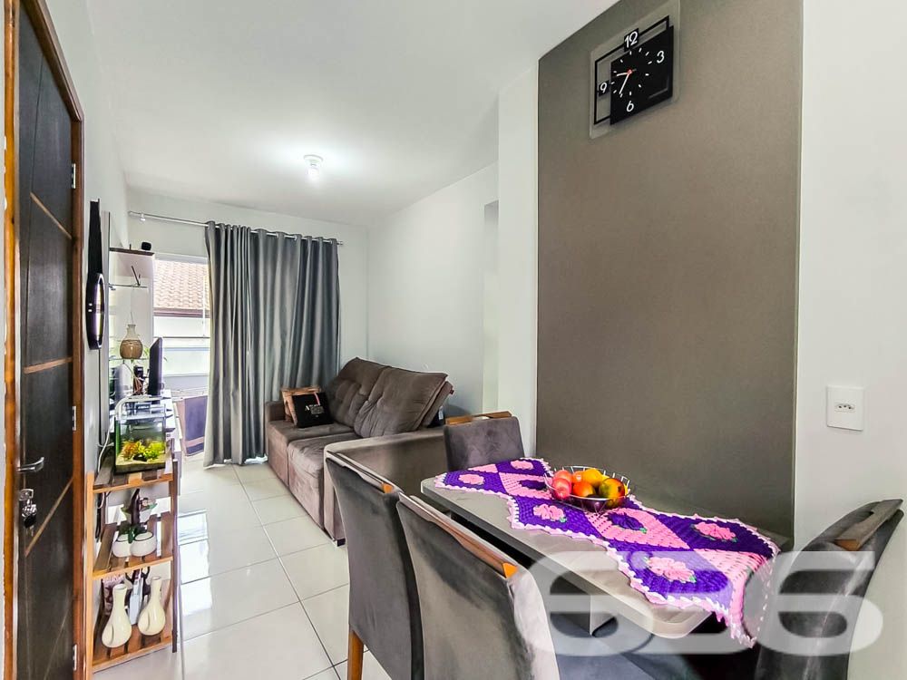 Descubra seu novo lar em Joinville, no bairro Iririú. Apresentamos um apartamento térreo de fundos, ideal para quem busca privacidade sem abrir mão do acesso à conveniência urbana. Com área construída de 51,06m², este imóvel oferece um espaço acolhedor e bem planejado para você e sua família.
Este imóvel dispõe de dois confortáveis dormitórios, ambos com instalações prontas para ar-condicionado, sendo um deles dotado de uma sacada encantadora que permite a entrada de luz natural, criando um ambiente mais arejado e iluminado. A cozinha, um verdadeiro coração da casa, vem completamente equipada com móveis planejados de alto padrão e integra-se harmoniosamente à sala de estar e jantar, formando um espaço amplo para reunir amigos e familiares.
A sala de estar, central para o lazer e descanso, é ampla e recebe a luz natural que se espalha pelo apartamento, promovendo um ambiente relaxante e convidativo. A sacada do apartamento inclui uma churrasqueira moderna, perfeita para os momentos de lazer e celebrações em casa.
A funcionalidade se estende à área de serviço, que é prática e equipada, mantendo a organização e facilitando o dia a dia. O banheiro é moderno, com acabamentos de qualidade, oferecendo conforto e praticidade.
Externamente, o imóvel conta com uma vaga de garagem, portão eletrônico e sistema de interfone, garantindo segurança e privacidade. Localizado em uma rua pavimentada, com fácil acesso a importantes vias de transporte, escolas, hospitais, shopping centers e uma variedade de serviços essenciais, este apartamento no bairro Iririú é uma excelente escolha para quem busca conveniência e qualidade de vida.
O apartamento está situado em um terreno de 480,00m², com dimensões regulares e topografia plana, facilitando ainda mais a sua rotina. Permite animais, o que é ideal para os amantes de pets.
A 636 Negócios Imobiliários, com mais de 30 anos de experiência no mercado imobiliário, orgulha-se de apresentar este imóvel, garantindo a perfeição técnico-jurídica em todas as etapas da mediação. Venha conhecer e se encantar com este apartamento à venda em Joinville. Aguardamos seu contato para uma visita, onde a qualidade de vida que você merece se torna realidade.
636 NEGÓCIOS IMOBILIÁRIOS: A SUA MELHOR ESCOLHA
Com mais de 30 anos de experiência, a 636 Negócios Imobiliários é sua parceira ideal para encontrar o imóvel perfeito. Estamos prontos para ajudá-lo a fazer deste imóvel o seu novo lar.
Telefone: (47) 3451-0636
WhatsApp: (47) 99190-0636
Não perca esta oportunidade única. Visite nosso site para mais informações: i636.com.br