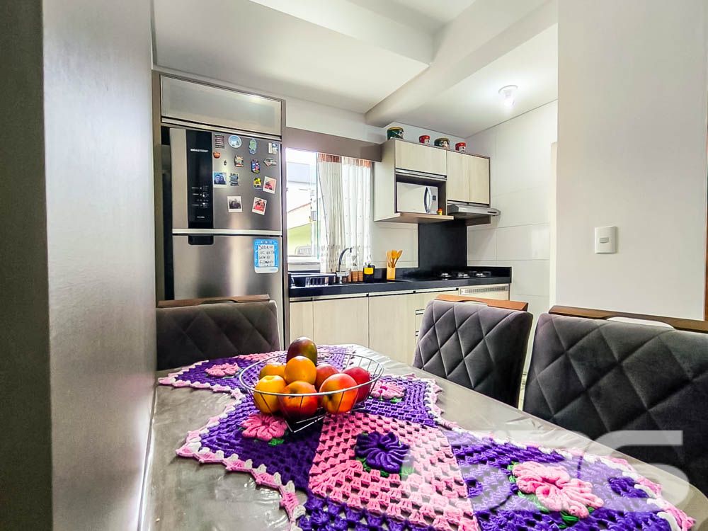 Descubra seu novo lar em Joinville, no bairro Iririú. Apresentamos um apartamento térreo de fundos, ideal para quem busca privacidade sem abrir mão do acesso à conveniência urbana. Com área construída de 51,06m², este imóvel oferece um espaço acolhedor e bem planejado para você e sua família.
Este imóvel dispõe de dois confortáveis dormitórios, ambos com instalações prontas para ar-condicionado, sendo um deles dotado de uma sacada encantadora que permite a entrada de luz natural, criando um ambiente mais arejado e iluminado. A cozinha, um verdadeiro coração da casa, vem completamente equipada com móveis planejados de alto padrão e integra-se harmoniosamente à sala de estar e jantar, formando um espaço amplo para reunir amigos e familiares.
A sala de estar, central para o lazer e descanso, é ampla e recebe a luz natural que se espalha pelo apartamento, promovendo um ambiente relaxante e convidativo. A sacada do apartamento inclui uma churrasqueira moderna, perfeita para os momentos de lazer e celebrações em casa.
A funcionalidade se estende à área de serviço, que é prática e equipada, mantendo a organização e facilitando o dia a dia. O banheiro é moderno, com acabamentos de qualidade, oferecendo conforto e praticidade.
Externamente, o imóvel conta com uma vaga de garagem, portão eletrônico e sistema de interfone, garantindo segurança e privacidade. Localizado em uma rua pavimentada, com fácil acesso a importantes vias de transporte, escolas, hospitais, shopping centers e uma variedade de serviços essenciais, este apartamento no bairro Iririú é uma excelente escolha para quem busca conveniência e qualidade de vida.
O apartamento está situado em um terreno de 480,00m², com dimensões regulares e topografia plana, facilitando ainda mais a sua rotina. Permite animais, o que é ideal para os amantes de pets.
A 636 Negócios Imobiliários, com mais de 30 anos de experiência no mercado imobiliário, orgulha-se de apresentar este imóvel, garantindo a perfeição técnico-jurídica em todas as etapas da mediação. Venha conhecer e se encantar com este apartamento à venda em Joinville. Aguardamos seu contato para uma visita, onde a qualidade de vida que você merece se torna realidade.
636 NEGÓCIOS IMOBILIÁRIOS: A SUA MELHOR ESCOLHA
Com mais de 30 anos de experiência, a 636 Negócios Imobiliários é sua parceira ideal para encontrar o imóvel perfeito. Estamos prontos para ajudá-lo a fazer deste imóvel o seu novo lar.
Telefone: (47) 3451-0636
WhatsApp: (47) 99190-0636
Não perca esta oportunidade única. Visite nosso site para mais informações: i636.com.br