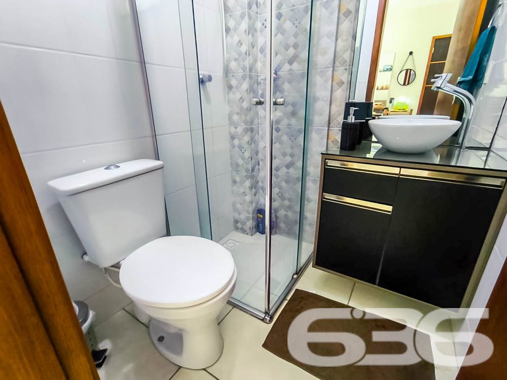 Descubra seu novo lar em Joinville, no bairro Iririú. Apresentamos um apartamento térreo de fundos, ideal para quem busca privacidade sem abrir mão do acesso à conveniência urbana. Com área construída de 51,06m², este imóvel oferece um espaço acolhedor e bem planejado para você e sua família.
Este imóvel dispõe de dois confortáveis dormitórios, ambos com instalações prontas para ar-condicionado, sendo um deles dotado de uma sacada encantadora que permite a entrada de luz natural, criando um ambiente mais arejado e iluminado. A cozinha, um verdadeiro coração da casa, vem completamente equipada com móveis planejados de alto padrão e integra-se harmoniosamente à sala de estar e jantar, formando um espaço amplo para reunir amigos e familiares.
A sala de estar, central para o lazer e descanso, é ampla e recebe a luz natural que se espalha pelo apartamento, promovendo um ambiente relaxante e convidativo. A sacada do apartamento inclui uma churrasqueira moderna, perfeita para os momentos de lazer e celebrações em casa.
A funcionalidade se estende à área de serviço, que é prática e equipada, mantendo a organização e facilitando o dia a dia. O banheiro é moderno, com acabamentos de qualidade, oferecendo conforto e praticidade.
Externamente, o imóvel conta com uma vaga de garagem, portão eletrônico e sistema de interfone, garantindo segurança e privacidade. Localizado em uma rua pavimentada, com fácil acesso a importantes vias de transporte, escolas, hospitais, shopping centers e uma variedade de serviços essenciais, este apartamento no bairro Iririú é uma excelente escolha para quem busca conveniência e qualidade de vida.
O apartamento está situado em um terreno de 480,00m², com dimensões regulares e topografia plana, facilitando ainda mais a sua rotina. Permite animais, o que é ideal para os amantes de pets.
A 636 Negócios Imobiliários, com mais de 30 anos de experiência no mercado imobiliário, orgulha-se de apresentar este imóvel, garantindo a perfeição técnico-jurídica em todas as etapas da mediação. Venha conhecer e se encantar com este apartamento à venda em Joinville. Aguardamos seu contato para uma visita, onde a qualidade de vida que você merece se torna realidade.
636 NEGÓCIOS IMOBILIÁRIOS: A SUA MELHOR ESCOLHA
Com mais de 30 anos de experiência, a 636 Negócios Imobiliários é sua parceira ideal para encontrar o imóvel perfeito. Estamos prontos para ajudá-lo a fazer deste imóvel o seu novo lar.
Telefone: (47) 3451-0636
WhatsApp: (47) 99190-0636
Não perca esta oportunidade única. Visite nosso site para mais informações: i636.com.br