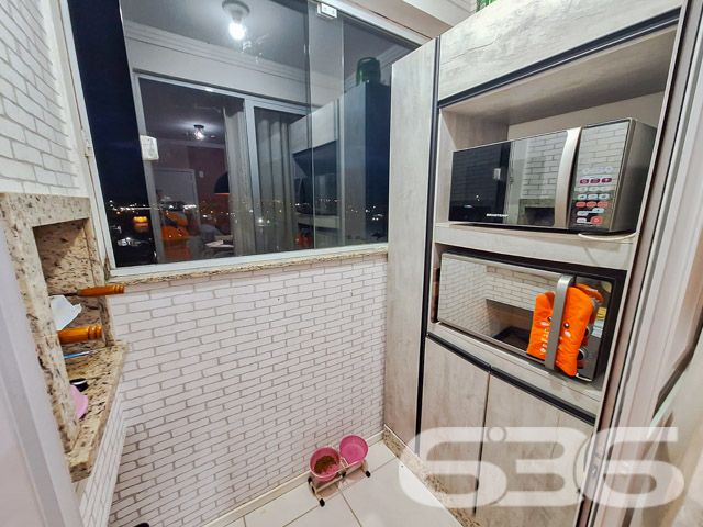 Descubra o conforto e a praticidade neste apartamento impecável no coração do bairro Fátima, em Joinville/SC. Localizado em uma rua tranquila e pavimentada, o imóvel oferece uma infraestrutura moderna e ambientes pensados para aconchego e funcionalidade.

Este apartamento de 70,30m², está estrategicamente posicionado, aproveitando uma orientação sul que permite iluminação natural agradável ao longo do dia. A unidade dispõe de garagem coberta, proporcionando comodidade e segurança para seus veículos.

A área de estar é ampliada por uma sacada charmosa com churrasqueira, perfeita para momentos de lazer e descontração em família ou entre amigos. Além disso, o apartamento conta com dois dormitórios acolhedores, ambos com infraestrutura para instalação de ar-condicionado tipo split, assegurando o conforto térmico em todas as estações.

No âmbito do condomínio, desfrute de um salão de festas e espaço gourmet equipado com churrasqueiras a carvão e lavabos, ideal para celebrar datas especiais sem sair de casa. 

A localização é outro ponto forte, estando próximo a serviços, comércio e áreas de lazer, garantindo que tudo o que você precisa esteja ao alcance em poucos minutos. 

Este apartamento é uma excelente opção para quem busca um lar moderno, seguro e bem localizado em Joinville. Não perca esta oportunidade única de viver com qualidade e conforto. Agende sua visita e venha conhecer seu novo lar no coração de Fátima!
 
636 NEGÓCIOS IMOBILIÁRIOS: A SUA MELHOR ESCOLHA
Com mais de 30 anos de experiência, a 636 Negócios Imobiliários é sua parceira ideal para encontrar o imóvel perfeito. Estamos prontos para ajudá-lo a fazer deste imóvel o seu novo lar.
 
Telefone: (47) 3451-0636
WhatsApp: (47) 99190-0636
 
Não perca esta oportunidade única. Visite nosso site para mais informações: i636.com.br