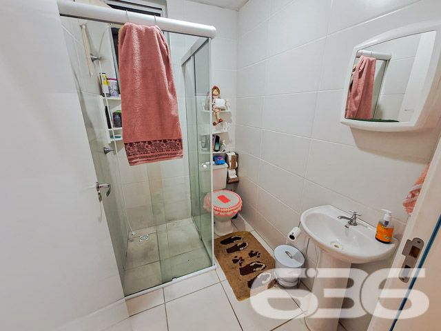 Descubra o conforto e a praticidade neste apartamento impecável no coração do bairro Fátima, em Joinville/SC. Localizado em uma rua tranquila e pavimentada, o imóvel oferece uma infraestrutura moderna e ambientes pensados para aconchego e funcionalidade.

Este apartamento de 70,30m², está estrategicamente posicionado, aproveitando uma orientação sul que permite iluminação natural agradável ao longo do dia. A unidade dispõe de garagem coberta, proporcionando comodidade e segurança para seus veículos.

A área de estar é ampliada por uma sacada charmosa com churrasqueira, perfeita para momentos de lazer e descontração em família ou entre amigos. Além disso, o apartamento conta com dois dormitórios acolhedores, ambos com infraestrutura para instalação de ar-condicionado tipo split, assegurando o conforto térmico em todas as estações.

No âmbito do condomínio, desfrute de um salão de festas e espaço gourmet equipado com churrasqueiras a carvão e lavabos, ideal para celebrar datas especiais sem sair de casa. 

A localização é outro ponto forte, estando próximo a serviços, comércio e áreas de lazer, garantindo que tudo o que você precisa esteja ao alcance em poucos minutos. 

Este apartamento é uma excelente opção para quem busca um lar moderno, seguro e bem localizado em Joinville. Não perca esta oportunidade única de viver com qualidade e conforto. Agende sua visita e venha conhecer seu novo lar no coração de Fátima!
 
636 NEGÓCIOS IMOBILIÁRIOS: A SUA MELHOR ESCOLHA
Com mais de 30 anos de experiência, a 636 Negócios Imobiliários é sua parceira ideal para encontrar o imóvel perfeito. Estamos prontos para ajudá-lo a fazer deste imóvel o seu novo lar.
 
Telefone: (47) 3451-0636
WhatsApp: (47) 99190-0636
 
Não perca esta oportunidade única. Visite nosso site para mais informações: i636.com.br