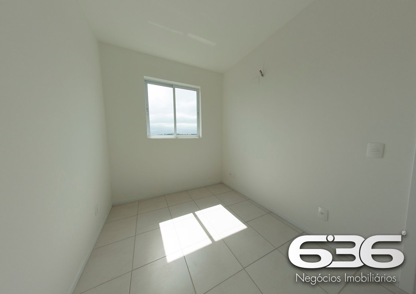 Apresentamos este charmoso apartamento localizado no coração do Bairro Fátima, em Joinville/SC. Este imóvel oferece uma combinação perfeita de conforto e praticidade para quem busca um lar acolhedor em uma localização privilegiada.

Características do Apartamento:

Área Total: 70,30m²
Composição: 2 dormitórios, sala de estar com sacada e churrasqueira, cozinha integrada, área de serviço e banheiro social. A planta flexível permite aproveitar cada espaço com conforto e funcionalidade.

Diferenciais do Empreendimento:

Hall de entrada com elevador: Acessibilidade e comodidade em todos os momentos.
Salão de festas e espaço gourmet: Perfeito para reunir amigos e familiares em um ambiente moderno e bem equipado, com churrasqueiras a carvão e lavabos.
Vaga de estacionamento coberta: Segurança e proteção para o seu veículo.
Sistema de vigilância eletrônica e portão eletrônico: Maior segurança e tranquilidade para os moradores.

Localização Privilegiada: O bairro Fátima é conhecido pela tranquilidade e proximidade com diversos comércios, escolas, supermercados e áreas de lazer, além de estar a poucos minutos do centro de Joinville. A rua pavimentada e bem iluminada proporciona segurança e fácil acesso a outras regiões da cidade.

Entre em contato com a 636 Negócios Imobiliários e venha conhecer de perto o seu novo endereço em Joinville. Aqui, realizamos o sonho do seu lar com a garantia de mais de 30 anos de experiência e credibilidade no mercado imobiliário!
 
636 NEGÓCIOS IMOBILIÁRIOS: A SUA MELHOR ESCOLHA
Com mais de 30 anos de experiência, a 636 Negócios Imobiliários é sua parceira ideal para encontrar o imóvel perfeito. Estamos prontos para ajudá-lo a fazer deste imóvel o seu novo lar.
 
Telefone: (47) 3451-0636
WhatsApp: (47) 99190-0636
 
Não perca esta oportunidade única. Visite nosso site para mais informações: i636.com.br