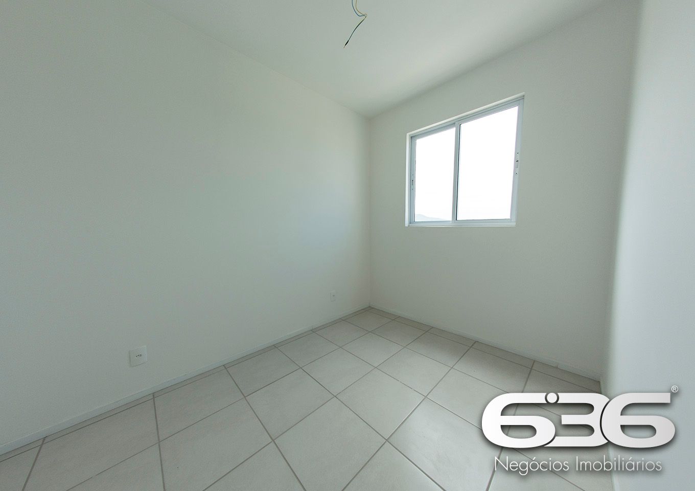 Apresentamos este charmoso apartamento localizado no coração do Bairro Fátima, em Joinville/SC. Este imóvel oferece uma combinação perfeita de conforto e praticidade para quem busca um lar acolhedor em uma localização privilegiada.

Características do Apartamento:

Área Total: 70,30m²
Composição: 2 dormitórios, sala de estar com sacada e churrasqueira, cozinha integrada, área de serviço e banheiro social. A planta flexível permite aproveitar cada espaço com conforto e funcionalidade.

Diferenciais do Empreendimento:

Hall de entrada com elevador: Acessibilidade e comodidade em todos os momentos.
Salão de festas e espaço gourmet: Perfeito para reunir amigos e familiares em um ambiente moderno e bem equipado, com churrasqueiras a carvão e lavabos.
Vaga de estacionamento coberta: Segurança e proteção para o seu veículo.
Sistema de vigilância eletrônica e portão eletrônico: Maior segurança e tranquilidade para os moradores.

Localização Privilegiada: O bairro Fátima é conhecido pela tranquilidade e proximidade com diversos comércios, escolas, supermercados e áreas de lazer, além de estar a poucos minutos do centro de Joinville. A rua pavimentada e bem iluminada proporciona segurança e fácil acesso a outras regiões da cidade.

Entre em contato com a 636 Negócios Imobiliários e venha conhecer de perto o seu novo endereço em Joinville. Aqui, realizamos o sonho do seu lar com a garantia de mais de 30 anos de experiência e credibilidade no mercado imobiliário!
 
636 NEGÓCIOS IMOBILIÁRIOS: A SUA MELHOR ESCOLHA
Com mais de 30 anos de experiência, a 636 Negócios Imobiliários é sua parceira ideal para encontrar o imóvel perfeito. Estamos prontos para ajudá-lo a fazer deste imóvel o seu novo lar.
 
Telefone: (47) 3451-0636
WhatsApp: (47) 99190-0636
 
Não perca esta oportunidade única. Visite nosso site para mais informações: i636.com.br