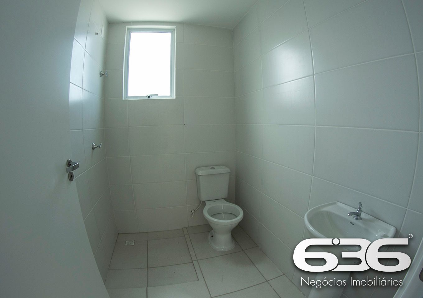 Apresentamos este charmoso apartamento localizado no coração do Bairro Fátima, em Joinville/SC. Este imóvel oferece uma combinação perfeita de conforto e praticidade para quem busca um lar acolhedor em uma localização privilegiada.

Características do Apartamento:

Área Total: 70,30m²
Composição: 2 dormitórios, sala de estar com sacada e churrasqueira, cozinha integrada, área de serviço e banheiro social. A planta flexível permite aproveitar cada espaço com conforto e funcionalidade.

Diferenciais do Empreendimento:

Hall de entrada com elevador: Acessibilidade e comodidade em todos os momentos.
Salão de festas e espaço gourmet: Perfeito para reunir amigos e familiares em um ambiente moderno e bem equipado, com churrasqueiras a carvão e lavabos.
Vaga de estacionamento coberta: Segurança e proteção para o seu veículo.
Sistema de vigilância eletrônica e portão eletrônico: Maior segurança e tranquilidade para os moradores.

Localização Privilegiada: O bairro Fátima é conhecido pela tranquilidade e proximidade com diversos comércios, escolas, supermercados e áreas de lazer, além de estar a poucos minutos do centro de Joinville. A rua pavimentada e bem iluminada proporciona segurança e fácil acesso a outras regiões da cidade.

Entre em contato com a 636 Negócios Imobiliários e venha conhecer de perto o seu novo endereço em Joinville. Aqui, realizamos o sonho do seu lar com a garantia de mais de 30 anos de experiência e credibilidade no mercado imobiliário!
 
636 NEGÓCIOS IMOBILIÁRIOS: A SUA MELHOR ESCOLHA
Com mais de 30 anos de experiência, a 636 Negócios Imobiliários é sua parceira ideal para encontrar o imóvel perfeito. Estamos prontos para ajudá-lo a fazer deste imóvel o seu novo lar.
 
Telefone: (47) 3451-0636
WhatsApp: (47) 99190-0636
 
Não perca esta oportunidade única. Visite nosso site para mais informações: i636.com.br