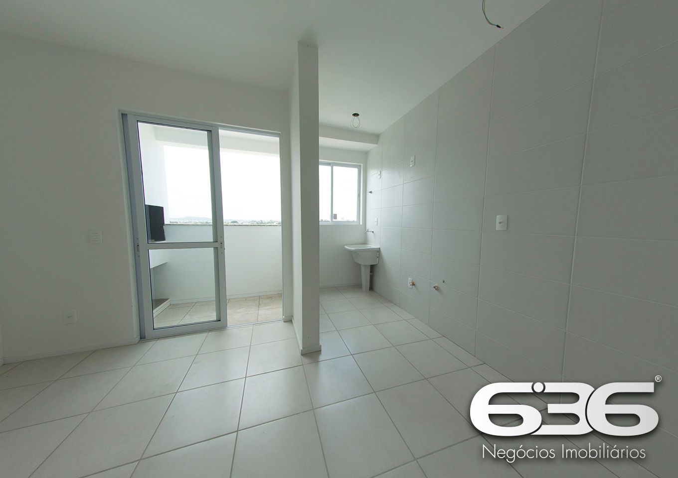 Apresentamos este charmoso apartamento localizado no coração do Bairro Fátima, em Joinville/SC. Este imóvel oferece uma combinação perfeita de conforto e praticidade para quem busca um lar acolhedor em uma localização privilegiada.

Características do Apartamento:

Área Total: 70,30m²
Composição: 2 dormitórios, sala de estar com sacada e churrasqueira, cozinha integrada, área de serviço e banheiro social. A planta flexível permite aproveitar cada espaço com conforto e funcionalidade.

Diferenciais do Empreendimento:

Hall de entrada com elevador: Acessibilidade e comodidade em todos os momentos.
Salão de festas e espaço gourmet: Perfeito para reunir amigos e familiares em um ambiente moderno e bem equipado, com churrasqueiras a carvão e lavabos.
Vaga de estacionamento coberta: Segurança e proteção para o seu veículo.
Sistema de vigilância eletrônica e portão eletrônico: Maior segurança e tranquilidade para os moradores.

Localização Privilegiada: O bairro Fátima é conhecido pela tranquilidade e proximidade com diversos comércios, escolas, supermercados e áreas de lazer, além de estar a poucos minutos do centro de Joinville. A rua pavimentada e bem iluminada proporciona segurança e fácil acesso a outras regiões da cidade.

Entre em contato com a 636 Negócios Imobiliários e venha conhecer de perto o seu novo endereço em Joinville. Aqui, realizamos o sonho do seu lar com a garantia de mais de 30 anos de experiência e credibilidade no mercado imobiliário!
 
636 NEGÓCIOS IMOBILIÁRIOS: A SUA MELHOR ESCOLHA
Com mais de 30 anos de experiência, a 636 Negócios Imobiliários é sua parceira ideal para encontrar o imóvel perfeito. Estamos prontos para ajudá-lo a fazer deste imóvel o seu novo lar.
 
Telefone: (47) 3451-0636
WhatsApp: (47) 99190-0636
 
Não perca esta oportunidade única. Visite nosso site para mais informações: i636.com.br