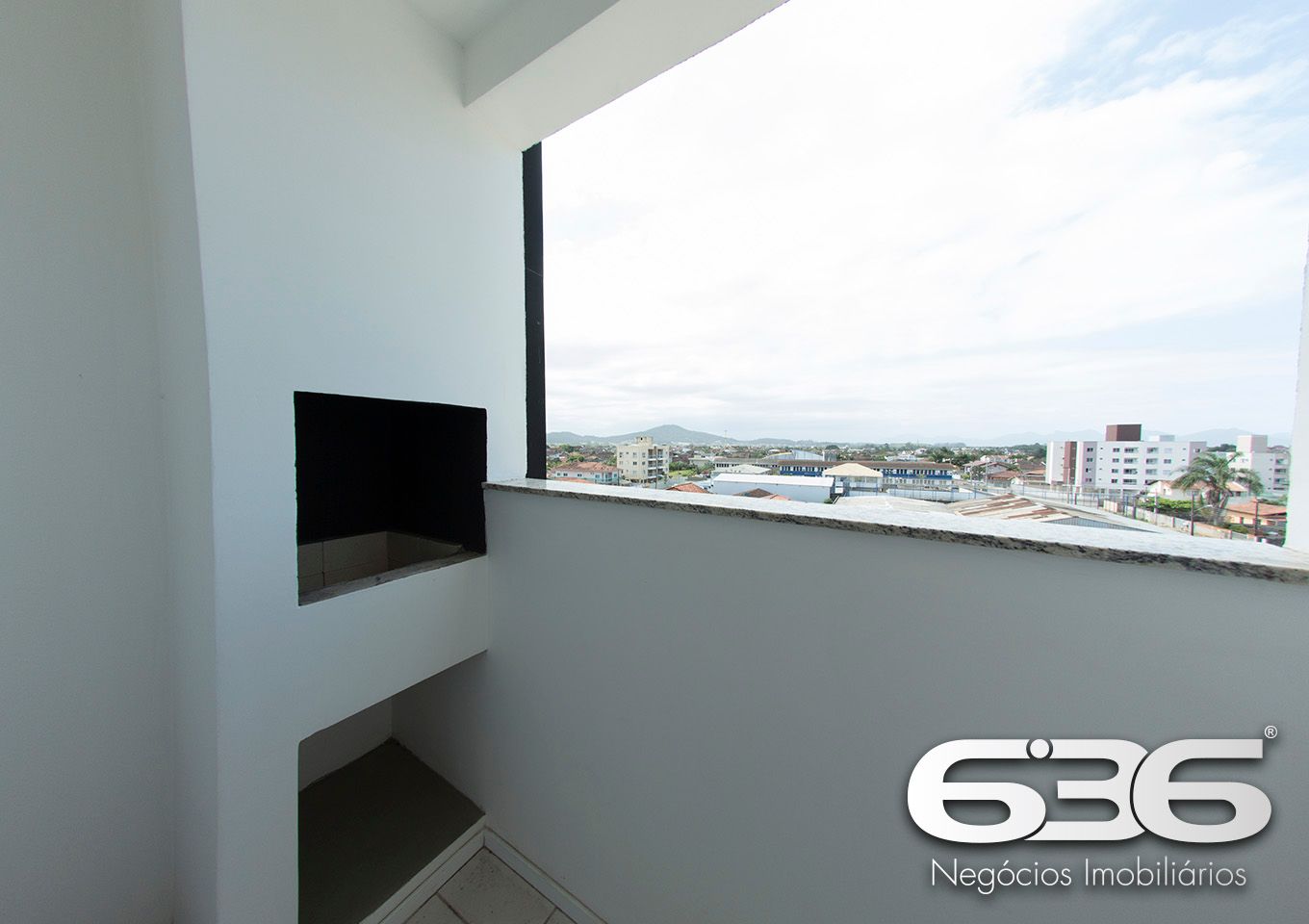 Apresentamos este charmoso apartamento localizado no coração do Bairro Fátima, em Joinville/SC. Este imóvel oferece uma combinação perfeita de conforto e praticidade para quem busca um lar acolhedor em uma localização privilegiada.

Características do Apartamento:

Área Total: 70,30m²
Composição: 2 dormitórios, sala de estar com sacada e churrasqueira, cozinha integrada, área de serviço e banheiro social. A planta flexível permite aproveitar cada espaço com conforto e funcionalidade.

Diferenciais do Empreendimento:

Hall de entrada com elevador: Acessibilidade e comodidade em todos os momentos.
Salão de festas e espaço gourmet: Perfeito para reunir amigos e familiares em um ambiente moderno e bem equipado, com churrasqueiras a carvão e lavabos.
Vaga de estacionamento coberta: Segurança e proteção para o seu veículo.
Sistema de vigilância eletrônica e portão eletrônico: Maior segurança e tranquilidade para os moradores.

Localização Privilegiada: O bairro Fátima é conhecido pela tranquilidade e proximidade com diversos comércios, escolas, supermercados e áreas de lazer, além de estar a poucos minutos do centro de Joinville. A rua pavimentada e bem iluminada proporciona segurança e fácil acesso a outras regiões da cidade.

Entre em contato com a 636 Negócios Imobiliários e venha conhecer de perto o seu novo endereço em Joinville. Aqui, realizamos o sonho do seu lar com a garantia de mais de 30 anos de experiência e credibilidade no mercado imobiliário!
 
636 NEGÓCIOS IMOBILIÁRIOS: A SUA MELHOR ESCOLHA
Com mais de 30 anos de experiência, a 636 Negócios Imobiliários é sua parceira ideal para encontrar o imóvel perfeito. Estamos prontos para ajudá-lo a fazer deste imóvel o seu novo lar.
 
Telefone: (47) 3451-0636
WhatsApp: (47) 99190-0636
 
Não perca esta oportunidade única. Visite nosso site para mais informações: i636.com.br