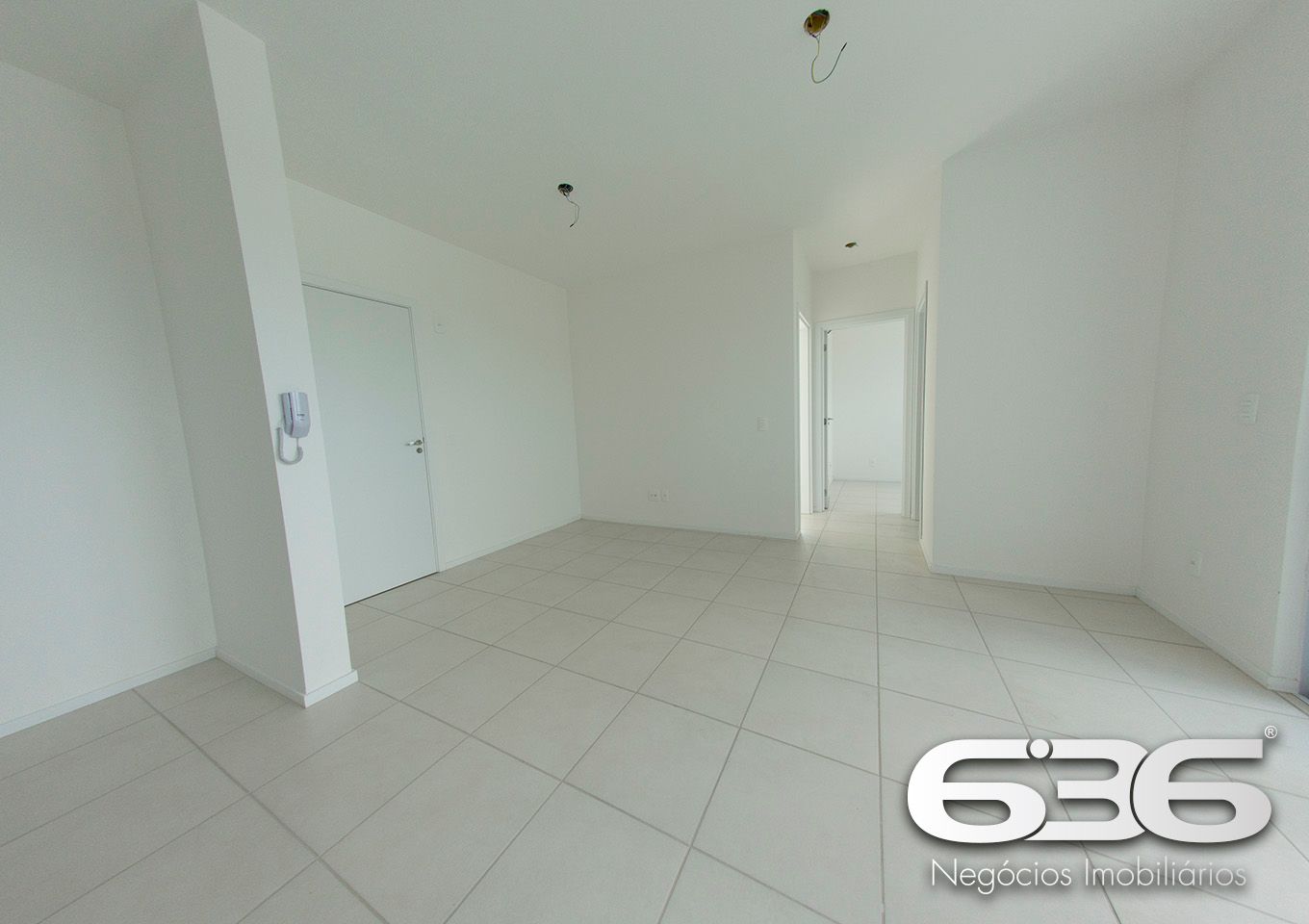 Apresentamos este charmoso apartamento localizado no coração do Bairro Fátima, em Joinville/SC. Este imóvel oferece uma combinação perfeita de conforto e praticidade para quem busca um lar acolhedor em uma localização privilegiada.

Características do Apartamento:

Área Total: 70,30m²
Composição: 2 dormitórios, sala de estar com sacada e churrasqueira, cozinha integrada, área de serviço e banheiro social. A planta flexível permite aproveitar cada espaço com conforto e funcionalidade.

Diferenciais do Empreendimento:

Hall de entrada com elevador: Acessibilidade e comodidade em todos os momentos.
Salão de festas e espaço gourmet: Perfeito para reunir amigos e familiares em um ambiente moderno e bem equipado, com churrasqueiras a carvão e lavabos.
Vaga de estacionamento coberta: Segurança e proteção para o seu veículo.
Sistema de vigilância eletrônica e portão eletrônico: Maior segurança e tranquilidade para os moradores.

Localização Privilegiada: O bairro Fátima é conhecido pela tranquilidade e proximidade com diversos comércios, escolas, supermercados e áreas de lazer, além de estar a poucos minutos do centro de Joinville. A rua pavimentada e bem iluminada proporciona segurança e fácil acesso a outras regiões da cidade.

Entre em contato com a 636 Negócios Imobiliários e venha conhecer de perto o seu novo endereço em Joinville. Aqui, realizamos o sonho do seu lar com a garantia de mais de 30 anos de experiência e credibilidade no mercado imobiliário!
 
636 NEGÓCIOS IMOBILIÁRIOS: A SUA MELHOR ESCOLHA
Com mais de 30 anos de experiência, a 636 Negócios Imobiliários é sua parceira ideal para encontrar o imóvel perfeito. Estamos prontos para ajudá-lo a fazer deste imóvel o seu novo lar.
 
Telefone: (47) 3451-0636
WhatsApp: (47) 99190-0636
 
Não perca esta oportunidade única. Visite nosso site para mais informações: i636.com.br