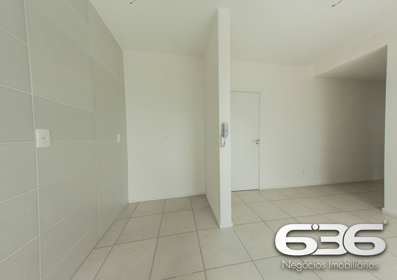 Apresentamos este charmoso apartamento localizado no coração do Bairro Fátima, em Joinville/SC. Este imóvel oferece uma combinação perfeita de conforto e praticidade para quem busca um lar acolhedor em uma localização privilegiada.

Características do Apartamento:

Área Total: 70,30m²
Composição: 2 dormitórios, sala de estar com sacada e churrasqueira, cozinha integrada, área de serviço e banheiro social. A planta flexível permite aproveitar cada espaço com conforto e funcionalidade.

Diferenciais do Empreendimento:

Hall de entrada com elevador: Acessibilidade e comodidade em todos os momentos.
Salão de festas e espaço gourmet: Perfeito para reunir amigos e familiares em um ambiente moderno e bem equipado, com churrasqueiras a carvão e lavabos.
Vaga de estacionamento coberta: Segurança e proteção para o seu veículo.
Sistema de vigilância eletrônica e portão eletrônico: Maior segurança e tranquilidade para os moradores.

Localização Privilegiada: O bairro Fátima é conhecido pela tranquilidade e proximidade com diversos comércios, escolas, supermercados e áreas de lazer, além de estar a poucos minutos do centro de Joinville. A rua pavimentada e bem iluminada proporciona segurança e fácil acesso a outras regiões da cidade.

Entre em contato com a 636 Negócios Imobiliários e venha conhecer de perto o seu novo endereço em Joinville. Aqui, realizamos o sonho do seu lar com a garantia de mais de 30 anos de experiência e credibilidade no mercado imobiliário!
 
636 NEGÓCIOS IMOBILIÁRIOS: A SUA MELHOR ESCOLHA
Com mais de 30 anos de experiência, a 636 Negócios Imobiliários é sua parceira ideal para encontrar o imóvel perfeito. Estamos prontos para ajudá-lo a fazer deste imóvel o seu novo lar.
 
Telefone: (47) 3451-0636
WhatsApp: (47) 99190-0636
 
Não perca esta oportunidade única. Visite nosso site para mais informações: i636.com.br