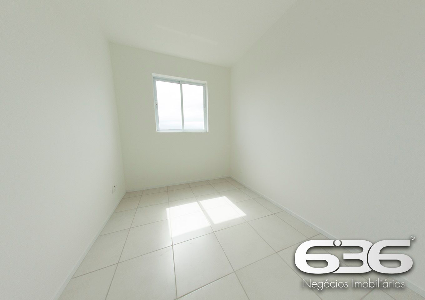 Apresentamos este charmoso apartamento localizado no coração do Bairro Fátima, em Joinville/SC. Este imóvel oferece uma combinação perfeita de conforto e praticidade para quem busca um lar acolhedor em uma localização privilegiada.

Características do Apartamento:

Área Total: 70,30m²
Composição: 2 dormitórios, sala de estar com sacada e churrasqueira, cozinha integrada, área de serviço e banheiro social. A planta flexível permite aproveitar cada espaço com conforto e funcionalidade.

Diferenciais do Empreendimento:

Hall de entrada com elevador: Acessibilidade e comodidade em todos os momentos.
Salão de festas e espaço gourmet: Perfeito para reunir amigos e familiares em um ambiente moderno e bem equipado, com churrasqueiras a carvão e lavabos.
Vaga de estacionamento coberta: Segurança e proteção para o seu veículo.
Sistema de vigilância eletrônica e portão eletrônico: Maior segurança e tranquilidade para os moradores.

Localização Privilegiada: O bairro Fátima é conhecido pela tranquilidade e proximidade com diversos comércios, escolas, supermercados e áreas de lazer, além de estar a poucos minutos do centro de Joinville. A rua pavimentada e bem iluminada proporciona segurança e fácil acesso a outras regiões da cidade.

Entre em contato com a 636 Negócios Imobiliários e venha conhecer de perto o seu novo endereço em Joinville. Aqui, realizamos o sonho do seu lar com a garantia de mais de 30 anos de experiência e credibilidade no mercado imobiliário!
 
636 NEGÓCIOS IMOBILIÁRIOS: A SUA MELHOR ESCOLHA
Com mais de 30 anos de experiência, a 636 Negócios Imobiliários é sua parceira ideal para encontrar o imóvel perfeito. Estamos prontos para ajudá-lo a fazer deste imóvel o seu novo lar.
 
Telefone: (47) 3451-0636
WhatsApp: (47) 99190-0636
 
Não perca esta oportunidade única. Visite nosso site para mais informações: i636.com.br