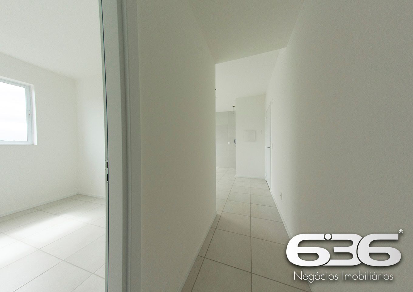 Apresentamos este charmoso apartamento localizado no coração do Bairro Fátima, em Joinville/SC. Este imóvel oferece uma combinação perfeita de conforto e praticidade para quem busca um lar acolhedor em uma localização privilegiada.

Características do Apartamento:

Área Total: 70,30m²
Composição: 2 dormitórios, sala de estar com sacada e churrasqueira, cozinha integrada, área de serviço e banheiro social. A planta flexível permite aproveitar cada espaço com conforto e funcionalidade.

Diferenciais do Empreendimento:

Hall de entrada com elevador: Acessibilidade e comodidade em todos os momentos.
Salão de festas e espaço gourmet: Perfeito para reunir amigos e familiares em um ambiente moderno e bem equipado, com churrasqueiras a carvão e lavabos.
Vaga de estacionamento coberta: Segurança e proteção para o seu veículo.
Sistema de vigilância eletrônica e portão eletrônico: Maior segurança e tranquilidade para os moradores.

Localização Privilegiada: O bairro Fátima é conhecido pela tranquilidade e proximidade com diversos comércios, escolas, supermercados e áreas de lazer, além de estar a poucos minutos do centro de Joinville. A rua pavimentada e bem iluminada proporciona segurança e fácil acesso a outras regiões da cidade.

Entre em contato com a 636 Negócios Imobiliários e venha conhecer de perto o seu novo endereço em Joinville. Aqui, realizamos o sonho do seu lar com a garantia de mais de 30 anos de experiência e credibilidade no mercado imobiliário!
 
636 NEGÓCIOS IMOBILIÁRIOS: A SUA MELHOR ESCOLHA
Com mais de 30 anos de experiência, a 636 Negócios Imobiliários é sua parceira ideal para encontrar o imóvel perfeito. Estamos prontos para ajudá-lo a fazer deste imóvel o seu novo lar.
 
Telefone: (47) 3451-0636
WhatsApp: (47) 99190-0636
 
Não perca esta oportunidade única. Visite nosso site para mais informações: i636.com.br