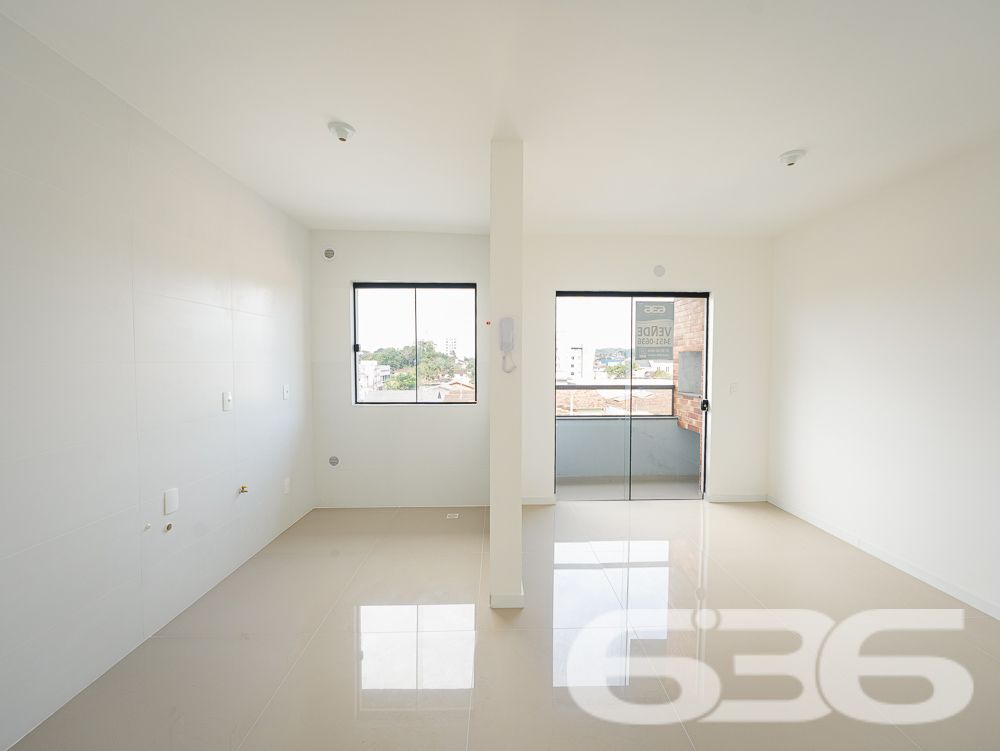 Apresentamos este espetacular apartamento no coração do Bairro Iririú, em Joinville, SC. 

Este apartamento contemporâneo, reflete um design moderno e funcional, estendendo-se por uma área construída de 91,33m². A distribuição interna inclui 2 dormitórios e uma suíte, todos com excelente iluminação natural, 2 banheiros, sala de estar, e uma cozinha prática e bem planejada, ideal para quem aprecia a arte culinária.

Adicionalmente, a residência conta com duas vagas de garagem descobertas, garantindo comodidade e segurança para os veículos dos moradores. A estrutura do prédio é complementada por uma varanda generosa, que oferece uma vista privilegiada do bairro e é um convite para momentos relaxantes ao ar livre.

A localização do imóvel é um ponto alto, situado numa rua pavimentada que garante fácil acesso e mobilidade. O bairro Iririú é conhecido por sua tranquilidade e infraestrutura completa, incluindo escolas, comércios e serviços, o que contribui para uma rotina mais prática e eficiente.

Este apartamento não é apenas um espaço para morar, mas um verdadeiro lar, projetado para proporcionar conforto, privacidade e qualidade de vida. 

Compreendemos que cada detalhe é fundamental na escolha de um novo lar, por isso, oferecemos este imóvel. Convidamos você a descobrir o equilíbrio perfeito entre design, conforto e localização. Venha conhecer seu novo lar no Bairro Iririú, uma oportunidade única de investir e viver bem.
 
636 NEGÓCIOS IMOBILIÁRIOS: A SUA MELHOR ESCOLHA
Com mais de 30 anos de experiência, a 636 Negócios Imobiliários é sua parceira ideal para encontrar o imóvel perfeito. Estamos prontos para ajudá-lo a fazer deste imóvel o seu novo lar.
 
Telefone: (47) 3451-0636
WhatsApp: (47) 99190-0636
 
Não perca esta oportunidade única. Visite nosso site para mais informações: i636.com.br
