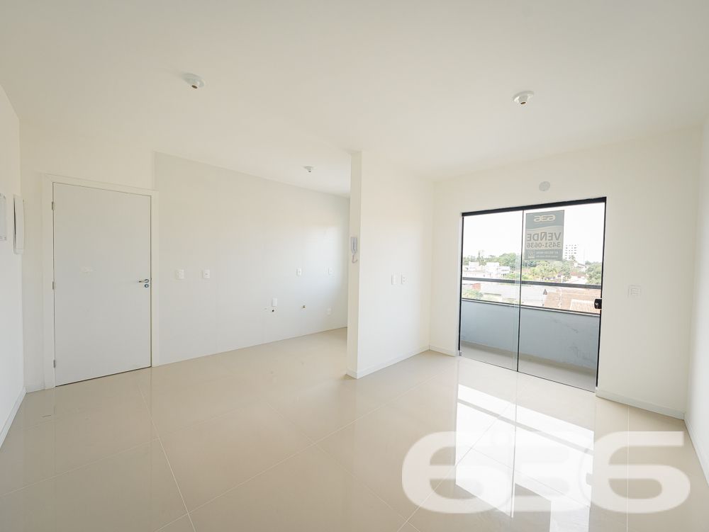 Apresentamos este espetacular apartamento no coração do Bairro Iririú, em Joinville, SC. 

Este apartamento contemporâneo, reflete um design moderno e funcional, estendendo-se por uma área construída de 91,33m². A distribuição interna inclui 2 dormitórios e uma suíte, todos com excelente iluminação natural, 2 banheiros, sala de estar, e uma cozinha prática e bem planejada, ideal para quem aprecia a arte culinária.

Adicionalmente, a residência conta com duas vagas de garagem descobertas, garantindo comodidade e segurança para os veículos dos moradores. A estrutura do prédio é complementada por uma varanda generosa, que oferece uma vista privilegiada do bairro e é um convite para momentos relaxantes ao ar livre.

A localização do imóvel é um ponto alto, situado numa rua pavimentada que garante fácil acesso e mobilidade. O bairro Iririú é conhecido por sua tranquilidade e infraestrutura completa, incluindo escolas, comércios e serviços, o que contribui para uma rotina mais prática e eficiente.

Este apartamento não é apenas um espaço para morar, mas um verdadeiro lar, projetado para proporcionar conforto, privacidade e qualidade de vida. 

Compreendemos que cada detalhe é fundamental na escolha de um novo lar, por isso, oferecemos este imóvel. Convidamos você a descobrir o equilíbrio perfeito entre design, conforto e localização. Venha conhecer seu novo lar no Bairro Iririú, uma oportunidade única de investir e viver bem.
 
636 NEGÓCIOS IMOBILIÁRIOS: A SUA MELHOR ESCOLHA
Com mais de 30 anos de experiência, a 636 Negócios Imobiliários é sua parceira ideal para encontrar o imóvel perfeito. Estamos prontos para ajudá-lo a fazer deste imóvel o seu novo lar.
 
Telefone: (47) 3451-0636
WhatsApp: (47) 99190-0636
 
Não perca esta oportunidade única. Visite nosso site para mais informações: i636.com.br