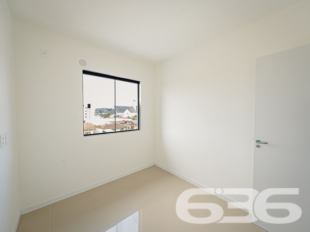 Apresentamos este espetacular apartamento no coração do Bairro Iririú, em Joinville, SC. 

Este apartamento contemporâneo, reflete um design moderno e funcional, estendendo-se por uma área construída de 91,33m². A distribuição interna inclui 2 dormitórios e uma suíte, todos com excelente iluminação natural, 2 banheiros, sala de estar, e uma cozinha prática e bem planejada, ideal para quem aprecia a arte culinária.

Adicionalmente, a residência conta com duas vagas de garagem descobertas, garantindo comodidade e segurança para os veículos dos moradores. A estrutura do prédio é complementada por uma varanda generosa, que oferece uma vista privilegiada do bairro e é um convite para momentos relaxantes ao ar livre.

A localização do imóvel é um ponto alto, situado numa rua pavimentada que garante fácil acesso e mobilidade. O bairro Iririú é conhecido por sua tranquilidade e infraestrutura completa, incluindo escolas, comércios e serviços, o que contribui para uma rotina mais prática e eficiente.

Este apartamento não é apenas um espaço para morar, mas um verdadeiro lar, projetado para proporcionar conforto, privacidade e qualidade de vida. 

Compreendemos que cada detalhe é fundamental na escolha de um novo lar, por isso, oferecemos este imóvel. Convidamos você a descobrir o equilíbrio perfeito entre design, conforto e localização. Venha conhecer seu novo lar no Bairro Iririú, uma oportunidade única de investir e viver bem.
 
636 NEGÓCIOS IMOBILIÁRIOS: A SUA MELHOR ESCOLHA
Com mais de 30 anos de experiência, a 636 Negócios Imobiliários é sua parceira ideal para encontrar o imóvel perfeito. Estamos prontos para ajudá-lo a fazer deste imóvel o seu novo lar.
 
Telefone: (47) 3451-0636
WhatsApp: (47) 99190-0636
 
Não perca esta oportunidade única. Visite nosso site para mais informações: i636.com.br