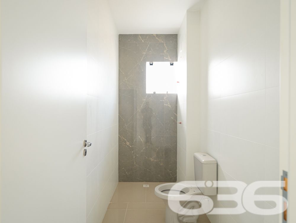 Apresentamos este espetacular apartamento no coração do Bairro Iririú, em Joinville, SC. 

Este apartamento contemporâneo, reflete um design moderno e funcional, estendendo-se por uma área construída de 91,33m². A distribuição interna inclui 2 dormitórios e uma suíte, todos com excelente iluminação natural, 2 banheiros, sala de estar, e uma cozinha prática e bem planejada, ideal para quem aprecia a arte culinária.

Adicionalmente, a residência conta com duas vagas de garagem descobertas, garantindo comodidade e segurança para os veículos dos moradores. A estrutura do prédio é complementada por uma varanda generosa, que oferece uma vista privilegiada do bairro e é um convite para momentos relaxantes ao ar livre.

A localização do imóvel é um ponto alto, situado numa rua pavimentada que garante fácil acesso e mobilidade. O bairro Iririú é conhecido por sua tranquilidade e infraestrutura completa, incluindo escolas, comércios e serviços, o que contribui para uma rotina mais prática e eficiente.

Este apartamento não é apenas um espaço para morar, mas um verdadeiro lar, projetado para proporcionar conforto, privacidade e qualidade de vida. 

Compreendemos que cada detalhe é fundamental na escolha de um novo lar, por isso, oferecemos este imóvel. Convidamos você a descobrir o equilíbrio perfeito entre design, conforto e localização. Venha conhecer seu novo lar no Bairro Iririú, uma oportunidade única de investir e viver bem.
 
636 NEGÓCIOS IMOBILIÁRIOS: A SUA MELHOR ESCOLHA
Com mais de 30 anos de experiência, a 636 Negócios Imobiliários é sua parceira ideal para encontrar o imóvel perfeito. Estamos prontos para ajudá-lo a fazer deste imóvel o seu novo lar.
 
Telefone: (47) 3451-0636
WhatsApp: (47) 99190-0636
 
Não perca esta oportunidade única. Visite nosso site para mais informações: i636.com.br