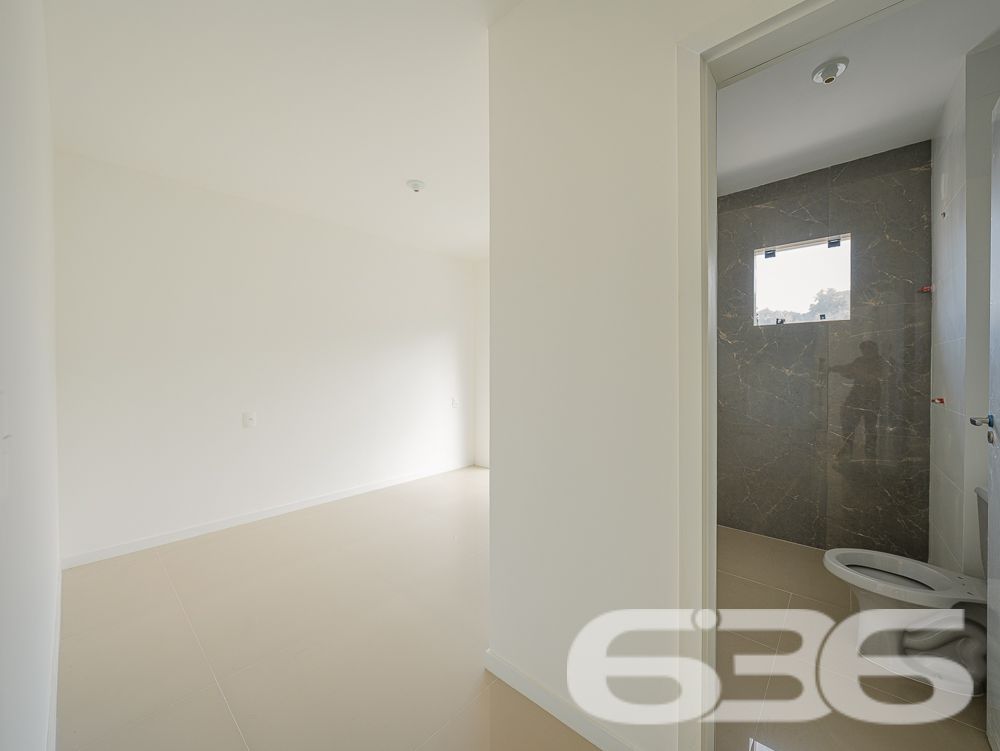 Apresentamos este espetacular apartamento no coração do Bairro Iririú, em Joinville, SC. 

Este apartamento contemporâneo, reflete um design moderno e funcional, estendendo-se por uma área construída de 91,33m². A distribuição interna inclui 2 dormitórios e uma suíte, todos com excelente iluminação natural, 2 banheiros, sala de estar, e uma cozinha prática e bem planejada, ideal para quem aprecia a arte culinária.

Adicionalmente, a residência conta com duas vagas de garagem descobertas, garantindo comodidade e segurança para os veículos dos moradores. A estrutura do prédio é complementada por uma varanda generosa, que oferece uma vista privilegiada do bairro e é um convite para momentos relaxantes ao ar livre.

A localização do imóvel é um ponto alto, situado numa rua pavimentada que garante fácil acesso e mobilidade. O bairro Iririú é conhecido por sua tranquilidade e infraestrutura completa, incluindo escolas, comércios e serviços, o que contribui para uma rotina mais prática e eficiente.

Este apartamento não é apenas um espaço para morar, mas um verdadeiro lar, projetado para proporcionar conforto, privacidade e qualidade de vida. 

Compreendemos que cada detalhe é fundamental na escolha de um novo lar, por isso, oferecemos este imóvel. Convidamos você a descobrir o equilíbrio perfeito entre design, conforto e localização. Venha conhecer seu novo lar no Bairro Iririú, uma oportunidade única de investir e viver bem.
 
636 NEGÓCIOS IMOBILIÁRIOS: A SUA MELHOR ESCOLHA
Com mais de 30 anos de experiência, a 636 Negócios Imobiliários é sua parceira ideal para encontrar o imóvel perfeito. Estamos prontos para ajudá-lo a fazer deste imóvel o seu novo lar.
 
Telefone: (47) 3451-0636
WhatsApp: (47) 99190-0636
 
Não perca esta oportunidade única. Visite nosso site para mais informações: i636.com.br
