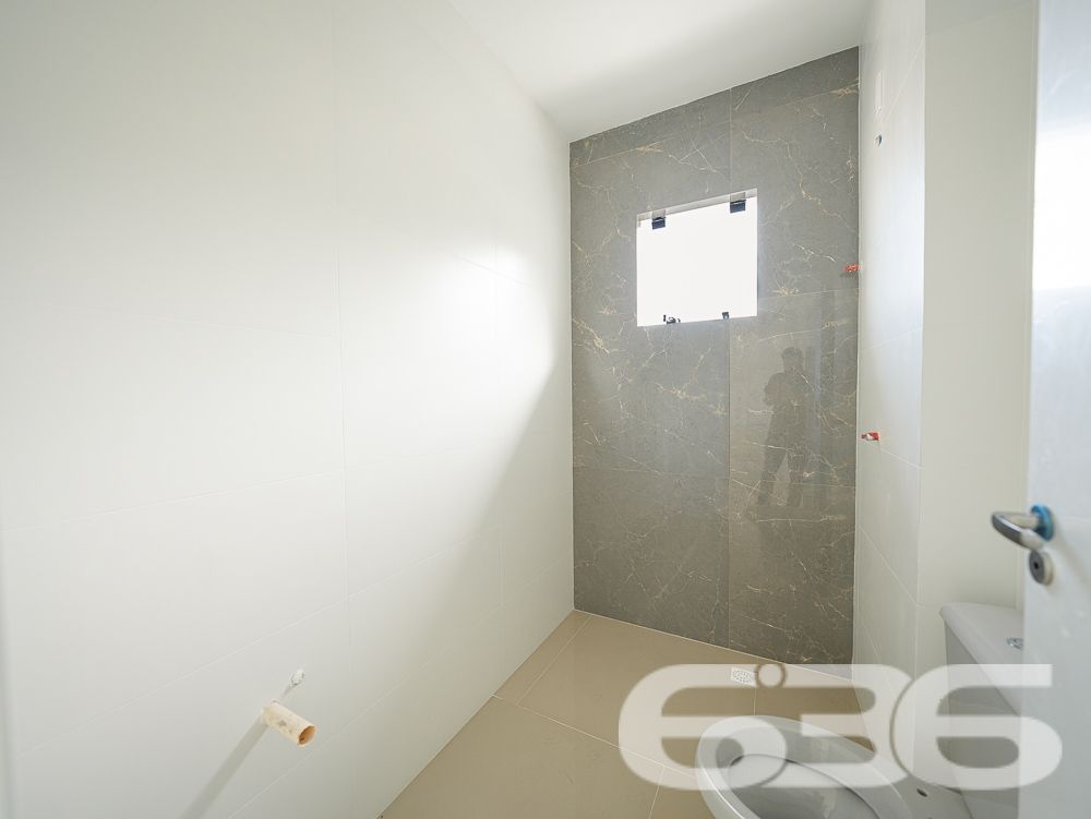 Apresentamos este espetacular apartamento no coração do Bairro Iririú, em Joinville, SC. 

Este apartamento contemporâneo, reflete um design moderno e funcional, estendendo-se por uma área construída de 91,33m². A distribuição interna inclui 2 dormitórios e uma suíte, todos com excelente iluminação natural, 2 banheiros, sala de estar, e uma cozinha prática e bem planejada, ideal para quem aprecia a arte culinária.

Adicionalmente, a residência conta com duas vagas de garagem descobertas, garantindo comodidade e segurança para os veículos dos moradores. A estrutura do prédio é complementada por uma varanda generosa, que oferece uma vista privilegiada do bairro e é um convite para momentos relaxantes ao ar livre.

A localização do imóvel é um ponto alto, situado numa rua pavimentada que garante fácil acesso e mobilidade. O bairro Iririú é conhecido por sua tranquilidade e infraestrutura completa, incluindo escolas, comércios e serviços, o que contribui para uma rotina mais prática e eficiente.

Este apartamento não é apenas um espaço para morar, mas um verdadeiro lar, projetado para proporcionar conforto, privacidade e qualidade de vida. 

Compreendemos que cada detalhe é fundamental na escolha de um novo lar, por isso, oferecemos este imóvel. Convidamos você a descobrir o equilíbrio perfeito entre design, conforto e localização. Venha conhecer seu novo lar no Bairro Iririú, uma oportunidade única de investir e viver bem.
 
636 NEGÓCIOS IMOBILIÁRIOS: A SUA MELHOR ESCOLHA
Com mais de 30 anos de experiência, a 636 Negócios Imobiliários é sua parceira ideal para encontrar o imóvel perfeito. Estamos prontos para ajudá-lo a fazer deste imóvel o seu novo lar.
 
Telefone: (47) 3451-0636
WhatsApp: (47) 99190-0636
 
Não perca esta oportunidade única. Visite nosso site para mais informações: i636.com.br
