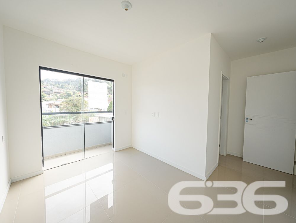 Apresentamos este espetacular apartamento no coração do Bairro Iririú, em Joinville, SC. 

Este apartamento contemporâneo, reflete um design moderno e funcional, estendendo-se por uma área construída de 91,33m². A distribuição interna inclui 2 dormitórios e uma suíte, todos com excelente iluminação natural, 2 banheiros, sala de estar, e uma cozinha prática e bem planejada, ideal para quem aprecia a arte culinária.

Adicionalmente, a residência conta com duas vagas de garagem descobertas, garantindo comodidade e segurança para os veículos dos moradores. A estrutura do prédio é complementada por uma varanda generosa, que oferece uma vista privilegiada do bairro e é um convite para momentos relaxantes ao ar livre.

A localização do imóvel é um ponto alto, situado numa rua pavimentada que garante fácil acesso e mobilidade. O bairro Iririú é conhecido por sua tranquilidade e infraestrutura completa, incluindo escolas, comércios e serviços, o que contribui para uma rotina mais prática e eficiente.

Este apartamento não é apenas um espaço para morar, mas um verdadeiro lar, projetado para proporcionar conforto, privacidade e qualidade de vida. 

Compreendemos que cada detalhe é fundamental na escolha de um novo lar, por isso, oferecemos este imóvel. Convidamos você a descobrir o equilíbrio perfeito entre design, conforto e localização. Venha conhecer seu novo lar no Bairro Iririú, uma oportunidade única de investir e viver bem.
 
636 NEGÓCIOS IMOBILIÁRIOS: A SUA MELHOR ESCOLHA
Com mais de 30 anos de experiência, a 636 Negócios Imobiliários é sua parceira ideal para encontrar o imóvel perfeito. Estamos prontos para ajudá-lo a fazer deste imóvel o seu novo lar.
 
Telefone: (47) 3451-0636
WhatsApp: (47) 99190-0636
 
Não perca esta oportunidade única. Visite nosso site para mais informações: i636.com.br