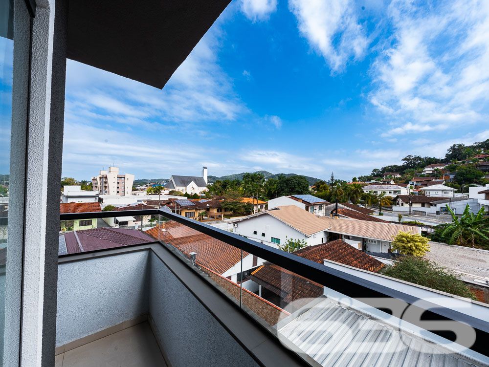 Apresentamos este espetacular apartamento no coração do Bairro Iririú, em Joinville, SC. 

Este apartamento contemporâneo, reflete um design moderno e funcional, estendendo-se por uma área construída de 91,33m². A distribuição interna inclui 2 dormitórios e uma suíte, todos com excelente iluminação natural, 2 banheiros, sala de estar, e uma cozinha prática e bem planejada, ideal para quem aprecia a arte culinária.

Adicionalmente, a residência conta com duas vagas de garagem descobertas, garantindo comodidade e segurança para os veículos dos moradores. A estrutura do prédio é complementada por uma varanda generosa, que oferece uma vista privilegiada do bairro e é um convite para momentos relaxantes ao ar livre.

A localização do imóvel é um ponto alto, situado numa rua pavimentada que garante fácil acesso e mobilidade. O bairro Iririú é conhecido por sua tranquilidade e infraestrutura completa, incluindo escolas, comércios e serviços, o que contribui para uma rotina mais prática e eficiente.

Este apartamento não é apenas um espaço para morar, mas um verdadeiro lar, projetado para proporcionar conforto, privacidade e qualidade de vida. 

Compreendemos que cada detalhe é fundamental na escolha de um novo lar, por isso, oferecemos este imóvel. Convidamos você a descobrir o equilíbrio perfeito entre design, conforto e localização. Venha conhecer seu novo lar no Bairro Iririú, uma oportunidade única de investir e viver bem.
 
636 NEGÓCIOS IMOBILIÁRIOS: A SUA MELHOR ESCOLHA
Com mais de 30 anos de experiência, a 636 Negócios Imobiliários é sua parceira ideal para encontrar o imóvel perfeito. Estamos prontos para ajudá-lo a fazer deste imóvel o seu novo lar.
 
Telefone: (47) 3451-0636
WhatsApp: (47) 99190-0636
 
Não perca esta oportunidade única. Visite nosso site para mais informações: i636.com.br