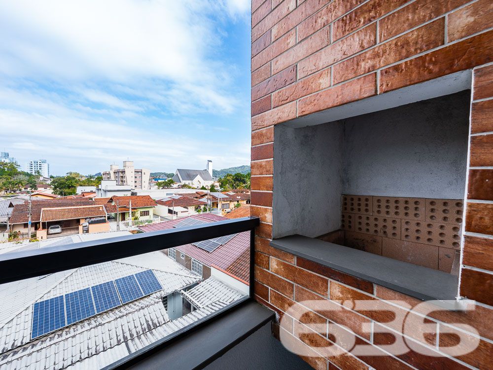 Apresentamos este espetacular apartamento no coração do Bairro Iririú, em Joinville, SC. 

Este apartamento contemporâneo, reflete um design moderno e funcional, estendendo-se por uma área construída de 91,33m². A distribuição interna inclui 2 dormitórios e uma suíte, todos com excelente iluminação natural, 2 banheiros, sala de estar, e uma cozinha prática e bem planejada, ideal para quem aprecia a arte culinária.

Adicionalmente, a residência conta com duas vagas de garagem descobertas, garantindo comodidade e segurança para os veículos dos moradores. A estrutura do prédio é complementada por uma varanda generosa, que oferece uma vista privilegiada do bairro e é um convite para momentos relaxantes ao ar livre.

A localização do imóvel é um ponto alto, situado numa rua pavimentada que garante fácil acesso e mobilidade. O bairro Iririú é conhecido por sua tranquilidade e infraestrutura completa, incluindo escolas, comércios e serviços, o que contribui para uma rotina mais prática e eficiente.

Este apartamento não é apenas um espaço para morar, mas um verdadeiro lar, projetado para proporcionar conforto, privacidade e qualidade de vida. 

Compreendemos que cada detalhe é fundamental na escolha de um novo lar, por isso, oferecemos este imóvel. Convidamos você a descobrir o equilíbrio perfeito entre design, conforto e localização. Venha conhecer seu novo lar no Bairro Iririú, uma oportunidade única de investir e viver bem.
 
636 NEGÓCIOS IMOBILIÁRIOS: A SUA MELHOR ESCOLHA
Com mais de 30 anos de experiência, a 636 Negócios Imobiliários é sua parceira ideal para encontrar o imóvel perfeito. Estamos prontos para ajudá-lo a fazer deste imóvel o seu novo lar.
 
Telefone: (47) 3451-0636
WhatsApp: (47) 99190-0636
 
Não perca esta oportunidade única. Visite nosso site para mais informações: i636.com.br