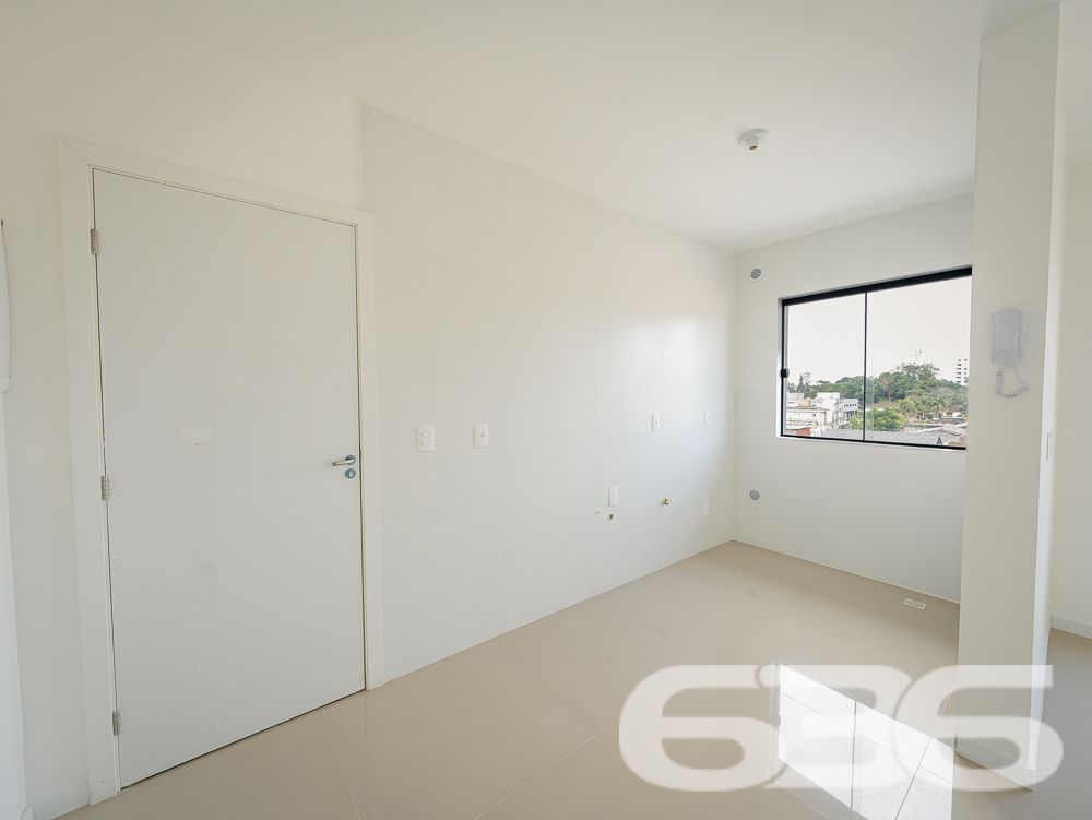 Apresentamos este espetacular apartamento no coração do Bairro Iririú, em Joinville, SC. 

Este apartamento contemporâneo, reflete um design moderno e funcional, estendendo-se por uma área construída de 91,33m². A distribuição interna inclui 2 dormitórios e uma suíte, todos com excelente iluminação natural, 2 banheiros, sala de estar, e uma cozinha prática e bem planejada, ideal para quem aprecia a arte culinária.

Adicionalmente, a residência conta com duas vagas de garagem descobertas, garantindo comodidade e segurança para os veículos dos moradores. A estrutura do prédio é complementada por uma varanda generosa, que oferece uma vista privilegiada do bairro e é um convite para momentos relaxantes ao ar livre.

A localização do imóvel é um ponto alto, situado numa rua pavimentada que garante fácil acesso e mobilidade. O bairro Iririú é conhecido por sua tranquilidade e infraestrutura completa, incluindo escolas, comércios e serviços, o que contribui para uma rotina mais prática e eficiente.

Este apartamento não é apenas um espaço para morar, mas um verdadeiro lar, projetado para proporcionar conforto, privacidade e qualidade de vida. 

Compreendemos que cada detalhe é fundamental na escolha de um novo lar, por isso, oferecemos este imóvel. Convidamos você a descobrir o equilíbrio perfeito entre design, conforto e localização. Venha conhecer seu novo lar no Bairro Iririú, uma oportunidade única de investir e viver bem.
 
636 NEGÓCIOS IMOBILIÁRIOS: A SUA MELHOR ESCOLHA
Com mais de 30 anos de experiência, a 636 Negócios Imobiliários é sua parceira ideal para encontrar o imóvel perfeito. Estamos prontos para ajudá-lo a fazer deste imóvel o seu novo lar.
 
Telefone: (47) 3451-0636
WhatsApp: (47) 99190-0636
 
Não perca esta oportunidade única. Visite nosso site para mais informações: i636.com.br