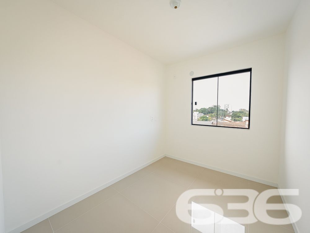 Apresentamos este espetacular apartamento no coração do Bairro Iririú, em Joinville, SC. 

Este apartamento contemporâneo, reflete um design moderno e funcional, estendendo-se por uma área construída de 91,33m². A distribuição interna inclui 2 dormitórios e uma suíte, todos com excelente iluminação natural, 2 banheiros, sala de estar, e uma cozinha prática e bem planejada, ideal para quem aprecia a arte culinária.

Adicionalmente, a residência conta com duas vagas de garagem descobertas, garantindo comodidade e segurança para os veículos dos moradores. A estrutura do prédio é complementada por uma varanda generosa, que oferece uma vista privilegiada do bairro e é um convite para momentos relaxantes ao ar livre.

A localização do imóvel é um ponto alto, situado numa rua pavimentada que garante fácil acesso e mobilidade. O bairro Iririú é conhecido por sua tranquilidade e infraestrutura completa, incluindo escolas, comércios e serviços, o que contribui para uma rotina mais prática e eficiente.

Este apartamento não é apenas um espaço para morar, mas um verdadeiro lar, projetado para proporcionar conforto, privacidade e qualidade de vida. 

Compreendemos que cada detalhe é fundamental na escolha de um novo lar, por isso, oferecemos este imóvel. Convidamos você a descobrir o equilíbrio perfeito entre design, conforto e localização. Venha conhecer seu novo lar no Bairro Iririú, uma oportunidade única de investir e viver bem.
 
636 NEGÓCIOS IMOBILIÁRIOS: A SUA MELHOR ESCOLHA
Com mais de 30 anos de experiência, a 636 Negócios Imobiliários é sua parceira ideal para encontrar o imóvel perfeito. Estamos prontos para ajudá-lo a fazer deste imóvel o seu novo lar.
 
Telefone: (47) 3451-0636
WhatsApp: (47) 99190-0636
 
Não perca esta oportunidade única. Visite nosso site para mais informações: i636.com.br