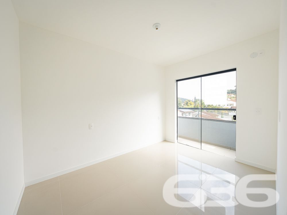Apresentamos este espetacular apartamento no coração do Bairro Iririú, em Joinville, SC. 

Este apartamento contemporâneo, reflete um design moderno e funcional, estendendo-se por uma área construída de 91,33m². A distribuição interna inclui 2 dormitórios e uma suíte, todos com excelente iluminação natural, 2 banheiros, sala de estar, e uma cozinha prática e bem planejada, ideal para quem aprecia a arte culinária.

Adicionalmente, a residência conta com duas vagas de garagem descobertas, garantindo comodidade e segurança para os veículos dos moradores. A estrutura do prédio é complementada por uma varanda generosa, que oferece uma vista privilegiada do bairro e é um convite para momentos relaxantes ao ar livre.

A localização do imóvel é um ponto alto, situado numa rua pavimentada que garante fácil acesso e mobilidade. O bairro Iririú é conhecido por sua tranquilidade e infraestrutura completa, incluindo escolas, comércios e serviços, o que contribui para uma rotina mais prática e eficiente.

Este apartamento não é apenas um espaço para morar, mas um verdadeiro lar, projetado para proporcionar conforto, privacidade e qualidade de vida. 

Compreendemos que cada detalhe é fundamental na escolha de um novo lar, por isso, oferecemos este imóvel. Convidamos você a descobrir o equilíbrio perfeito entre design, conforto e localização. Venha conhecer seu novo lar no Bairro Iririú, uma oportunidade única de investir e viver bem.
 
636 NEGÓCIOS IMOBILIÁRIOS: A SUA MELHOR ESCOLHA
Com mais de 30 anos de experiência, a 636 Negócios Imobiliários é sua parceira ideal para encontrar o imóvel perfeito. Estamos prontos para ajudá-lo a fazer deste imóvel o seu novo lar.
 
Telefone: (47) 3451-0636
WhatsApp: (47) 99190-0636
 
Não perca esta oportunidade única. Visite nosso site para mais informações: i636.com.br