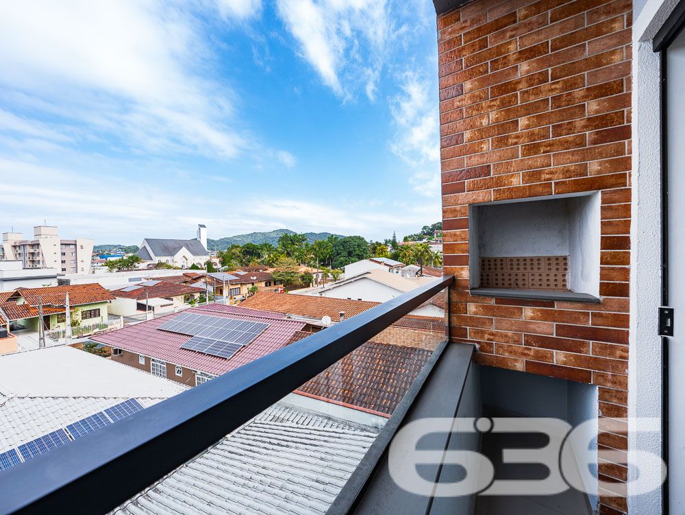 Apresentamos este espetacular apartamento no coração do Bairro Iririú, em Joinville, SC. 

Este apartamento contemporâneo, reflete um design moderno e funcional, estendendo-se por uma área construída de 91,33m². A distribuição interna inclui 2 dormitórios e uma suíte, todos com excelente iluminação natural, 2 banheiros, sala de estar, e uma cozinha prática e bem planejada, ideal para quem aprecia a arte culinária.

Adicionalmente, a residência conta com duas vagas de garagem descobertas, garantindo comodidade e segurança para os veículos dos moradores. A estrutura do prédio é complementada por uma varanda generosa, que oferece uma vista privilegiada do bairro e é um convite para momentos relaxantes ao ar livre.

A localização do imóvel é um ponto alto, situado numa rua pavimentada que garante fácil acesso e mobilidade. O bairro Iririú é conhecido por sua tranquilidade e infraestrutura completa, incluindo escolas, comércios e serviços, o que contribui para uma rotina mais prática e eficiente.

Este apartamento não é apenas um espaço para morar, mas um verdadeiro lar, projetado para proporcionar conforto, privacidade e qualidade de vida. 

Compreendemos que cada detalhe é fundamental na escolha de um novo lar, por isso, oferecemos este imóvel. Convidamos você a descobrir o equilíbrio perfeito entre design, conforto e localização. Venha conhecer seu novo lar no Bairro Iririú, uma oportunidade única de investir e viver bem.
 
636 NEGÓCIOS IMOBILIÁRIOS: A SUA MELHOR ESCOLHA
Com mais de 30 anos de experiência, a 636 Negócios Imobiliários é sua parceira ideal para encontrar o imóvel perfeito. Estamos prontos para ajudá-lo a fazer deste imóvel o seu novo lar.
 
Telefone: (47) 3451-0636
WhatsApp: (47) 99190-0636
 
Não perca esta oportunidade única. Visite nosso site para mais informações: i636.com.br
