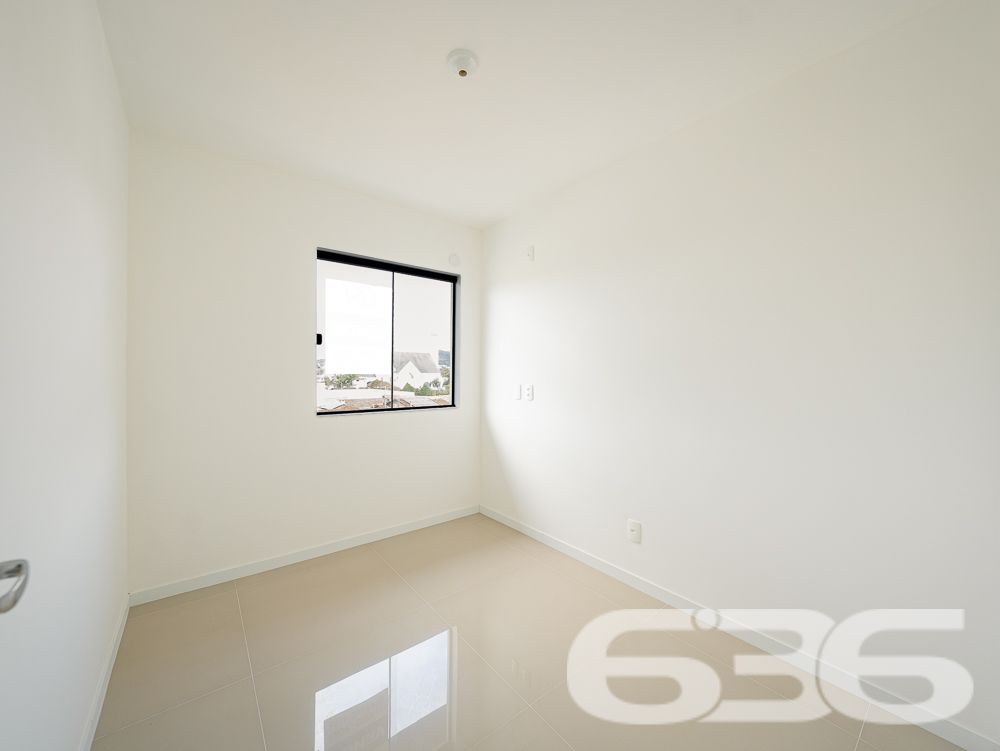 Apresentamos este espetacular apartamento no coração do Bairro Iririú, em Joinville, SC. 

Este apartamento contemporâneo, reflete um design moderno e funcional, estendendo-se por uma área construída de 91,33m². A distribuição interna inclui 2 dormitórios e uma suíte, todos com excelente iluminação natural, 2 banheiros, sala de estar, e uma cozinha prática e bem planejada, ideal para quem aprecia a arte culinária.

Adicionalmente, a residência conta com duas vagas de garagem descobertas, garantindo comodidade e segurança para os veículos dos moradores. A estrutura do prédio é complementada por uma varanda generosa, que oferece uma vista privilegiada do bairro e é um convite para momentos relaxantes ao ar livre.

A localização do imóvel é um ponto alto, situado numa rua pavimentada que garante fácil acesso e mobilidade. O bairro Iririú é conhecido por sua tranquilidade e infraestrutura completa, incluindo escolas, comércios e serviços, o que contribui para uma rotina mais prática e eficiente.

Este apartamento não é apenas um espaço para morar, mas um verdadeiro lar, projetado para proporcionar conforto, privacidade e qualidade de vida. 

Compreendemos que cada detalhe é fundamental na escolha de um novo lar, por isso, oferecemos este imóvel. Convidamos você a descobrir o equilíbrio perfeito entre design, conforto e localização. Venha conhecer seu novo lar no Bairro Iririú, uma oportunidade única de investir e viver bem.
 
636 NEGÓCIOS IMOBILIÁRIOS: A SUA MELHOR ESCOLHA
Com mais de 30 anos de experiência, a 636 Negócios Imobiliários é sua parceira ideal para encontrar o imóvel perfeito. Estamos prontos para ajudá-lo a fazer deste imóvel o seu novo lar.
 
Telefone: (47) 3451-0636
WhatsApp: (47) 99190-0636
 
Não perca esta oportunidade única. Visite nosso site para mais informações: i636.com.br