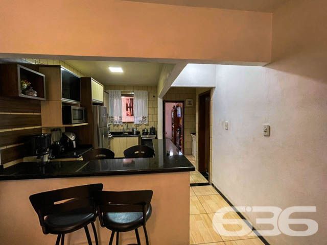 GIARDINO COM 2 QUARTOS NO BAIRRO IRIRIÚ - COM ÁREA DE FESTAS - Estuda permuta

Descubra o conforto e a privacidade neste exclusivo apartamento giardino no bairro Iririú, com 59m² de área privativa e mais 15m² de área de festas com churrasqueira. Com 2 dormitórios, banheiro e sala de estar, este imóvel é praticamente uma casa, oferecendo o melhor dos dois mundos: a segurança de um apartamento e a privacidade de uma casa.

DETALHES QUE FAZEM A DIFERENÇA:
O apartamento conta com 2 dormitórios aconchegantes, ambos equipados com ar condicionado para seu conforto. A cozinha é planejada e vem com móveis sob medida, pronta para você mostrar suas habilidades culinárias. A área de festas com churrasqueira é o espaço perfeito para receber amigos e familiares, garantindo momentos inesquecíveis.

LOCALIZAÇÃO PRIVILEGIADA:
Situado no bairro Iririú, próximo ao Saguaçu, você estará em uma localização estratégica com fácil acesso a serviços e comércios essenciais. O prédio conta com apenas 4 apartamentos, dois por andar, separados por uma escada, garantindo privacidade e tranquilidade.

A CONFIANÇA DE 636 NEGÓCIOS IMOBILIÁRIOS:
Com mais de 30 anos de experiência no mercado imobiliário, a 636 Negócios Imobiliários é sua parceira de confiança para encontrar o imóvel ideal. Entre em contato conosco para agendar sua visita.
Telefone: (47) 3451-0636
WhatsApp: (47) 99190-0636