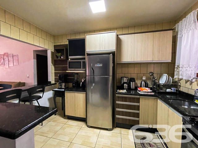 GIARDINO COM 2 QUARTOS NO BAIRRO IRIRIÚ - COM ÁREA DE FESTAS - Estuda permuta

Descubra o conforto e a privacidade neste exclusivo apartamento giardino no bairro Iririú, com 59m² de área privativa e mais 15m² de área de festas com churrasqueira. Com 2 dormitórios, banheiro e sala de estar, este imóvel é praticamente uma casa, oferecendo o melhor dos dois mundos: a segurança de um apartamento e a privacidade de uma casa.

DETALHES QUE FAZEM A DIFERENÇA:
O apartamento conta com 2 dormitórios aconchegantes, ambos equipados com ar condicionado para seu conforto. A cozinha é planejada e vem com móveis sob medida, pronta para você mostrar suas habilidades culinárias. A área de festas com churrasqueira é o espaço perfeito para receber amigos e familiares, garantindo momentos inesquecíveis.

LOCALIZAÇÃO PRIVILEGIADA:
Situado no bairro Iririú, próximo ao Saguaçu, você estará em uma localização estratégica com fácil acesso a serviços e comércios essenciais. O prédio conta com apenas 4 apartamentos, dois por andar, separados por uma escada, garantindo privacidade e tranquilidade.

A CONFIANÇA DE 636 NEGÓCIOS IMOBILIÁRIOS:
Com mais de 30 anos de experiência no mercado imobiliário, a 636 Negócios Imobiliários é sua parceira de confiança para encontrar o imóvel ideal. Entre em contato conosco para agendar sua visita.
Telefone: (47) 3451-0636
WhatsApp: (47) 99190-0636