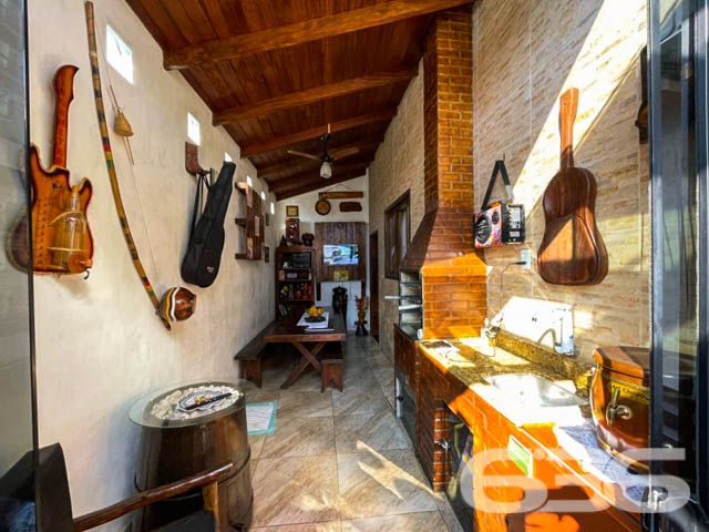 GIARDINO COM 2 QUARTOS NO BAIRRO IRIRIÚ - COM ÁREA DE FESTAS - Estuda permuta

Descubra o conforto e a privacidade neste exclusivo apartamento giardino no bairro Iririú, com 59m² de área privativa e mais 15m² de área de festas com churrasqueira. Com 2 dormitórios, banheiro e sala de estar, este imóvel é praticamente uma casa, oferecendo o melhor dos dois mundos: a segurança de um apartamento e a privacidade de uma casa.

DETALHES QUE FAZEM A DIFERENÇA:
O apartamento conta com 2 dormitórios aconchegantes, ambos equipados com ar condicionado para seu conforto. A cozinha é planejada e vem com móveis sob medida, pronta para você mostrar suas habilidades culinárias. A área de festas com churrasqueira é o espaço perfeito para receber amigos e familiares, garantindo momentos inesquecíveis.

LOCALIZAÇÃO PRIVILEGIADA:
Situado no bairro Iririú, próximo ao Saguaçu, você estará em uma localização estratégica com fácil acesso a serviços e comércios essenciais. O prédio conta com apenas 4 apartamentos, dois por andar, separados por uma escada, garantindo privacidade e tranquilidade.

A CONFIANÇA DE 636 NEGÓCIOS IMOBILIÁRIOS:
Com mais de 30 anos de experiência no mercado imobiliário, a 636 Negócios Imobiliários é sua parceira de confiança para encontrar o imóvel ideal. Entre em contato conosco para agendar sua visita.
Telefone: (47) 3451-0636
WhatsApp: (47) 99190-0636