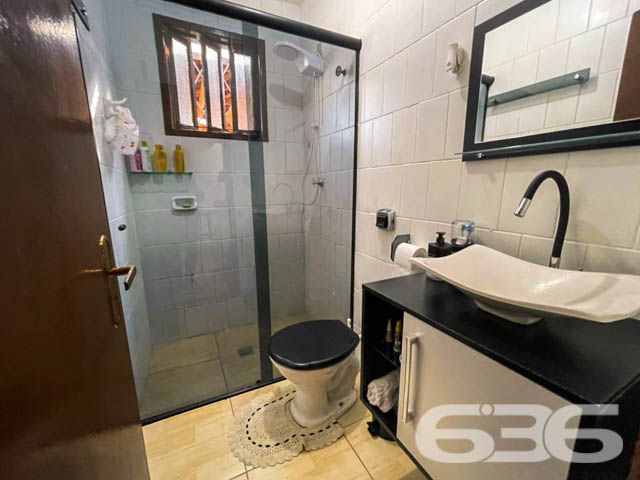 GIARDINO COM 2 QUARTOS NO BAIRRO IRIRIÚ - COM ÁREA DE FESTAS - Estuda permuta

Descubra o conforto e a privacidade neste exclusivo apartamento giardino no bairro Iririú, com 59m² de área privativa e mais 15m² de área de festas com churrasqueira. Com 2 dormitórios, banheiro e sala de estar, este imóvel é praticamente uma casa, oferecendo o melhor dos dois mundos: a segurança de um apartamento e a privacidade de uma casa.

DETALHES QUE FAZEM A DIFERENÇA:
O apartamento conta com 2 dormitórios aconchegantes, ambos equipados com ar condicionado para seu conforto. A cozinha é planejada e vem com móveis sob medida, pronta para você mostrar suas habilidades culinárias. A área de festas com churrasqueira é o espaço perfeito para receber amigos e familiares, garantindo momentos inesquecíveis.

LOCALIZAÇÃO PRIVILEGIADA:
Situado no bairro Iririú, próximo ao Saguaçu, você estará em uma localização estratégica com fácil acesso a serviços e comércios essenciais. O prédio conta com apenas 4 apartamentos, dois por andar, separados por uma escada, garantindo privacidade e tranquilidade.

A CONFIANÇA DE 636 NEGÓCIOS IMOBILIÁRIOS:
Com mais de 30 anos de experiência no mercado imobiliário, a 636 Negócios Imobiliários é sua parceira de confiança para encontrar o imóvel ideal. Entre em contato conosco para agendar sua visita.
Telefone: (47) 3451-0636
WhatsApp: (47) 99190-0636