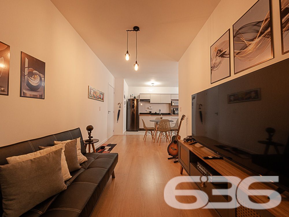 Excelente oportunidade de adquirir um apartamento moderno, situado no desejado bairro Saguaçu, Joinville, SC. Este imóvel é ideal para quem busca conforto, praticidade e uma excelente localização.
Destaques do Imóvel:
Composição: 2 dormitórios, sala de estar e jantar integradas, cozinha planejada, banheiro social, área de serviço e sacada com churrasqueira. A distribuição inteligente dos espaços proporciona um ambiente acolhedor e funcional.
Cozinha Moderna: Cozinha planejada com armários sob medida, integrada com a área de serviço. Ideal para quem valoriza praticidade e estilo.
Sala de Estar: Ampla sala de estar integrada com a sala de jantar, perfeita para momentos de descontração e convívio com a família e amigos. Decoração moderna, com espaço bem aproveitado e iluminação aconchegante.
Dormitórios: Dois dormitórios confortáveis.
Banheiro Social: Banheiro moderno com box de vidro e armário planejado, oferecendo praticidade no dia a dia.
Área de Lazer: O condomínio oferece estrutura de lazer completa com piscina, quiosque, banheiros e churrasqueira, proporcionando momentos de lazer e diversão para toda a família.
Vaga de Garagem: 1 vaga de garagem coberta, oferecendo segurança e comodidade.
Localização Privilegiada: O bairro Saguaçu é conhecido por sua tranquilidade e excelente infraestrutura. Próximo a escolas, supermercados, farmácias e diversas opções de serviços, você terá tudo o que precisa a poucos minutos de casa. A rua é pavimentada e de fácil acesso, facilitando o deslocamento para outras regiões da cidade.
Diferenciais:
Ambientes modernos e bem decorados
Acabamentos de alta qualidade
Projeto arquitetônico que valoriza a funcionalidade e o conforto
Condomínio com estrutura de lazer completa
Não perca a oportunidade de morar em um imóvel que reúne tudo o que você sempre sonhou: localização estratégica, conforto e qualidade de vida. Agende agora mesmo a sua visita e venha se encantar com este apartamento!
636 NEGÓCIOS IMOBILIÁRIOS: A SUA MELHOR ESCOLHA
Com mais de 30 anos de experiência, a 636 Negócios Imobiliários é sua parceira ideal para encontrar o imóvel perfeito. Estamos prontos para ajudá-lo a fazer deste imóvel o seu novo lar.
Telefone: (47) 3451-0636
WhatsApp: (47) 99190-0636
Não perca esta oportunidade única. Visite nosso site para mais informações: i636.com.br
