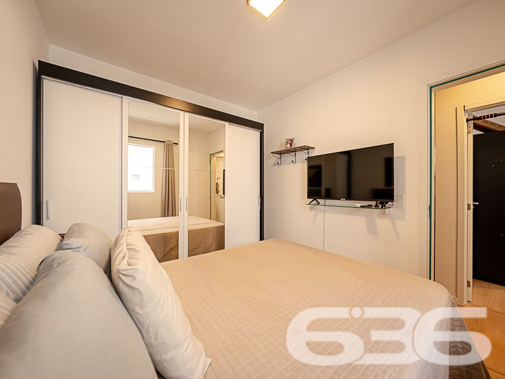 Excelente oportunidade de adquirir um apartamento moderno, situado no desejado bairro Saguaçu, Joinville, SC. Este imóvel é ideal para quem busca conforto, praticidade e uma excelente localização.
Destaques do Imóvel:
Composição: 2 dormitórios, sala de estar e jantar integradas, cozinha planejada, banheiro social, área de serviço e sacada com churrasqueira. A distribuição inteligente dos espaços proporciona um ambiente acolhedor e funcional.
Cozinha Moderna: Cozinha planejada com armários sob medida, integrada com a área de serviço. Ideal para quem valoriza praticidade e estilo.
Sala de Estar: Ampla sala de estar integrada com a sala de jantar, perfeita para momentos de descontração e convívio com a família e amigos. Decoração moderna, com espaço bem aproveitado e iluminação aconchegante.
Dormitórios: Dois dormitórios confortáveis.
Banheiro Social: Banheiro moderno com box de vidro e armário planejado, oferecendo praticidade no dia a dia.
Área de Lazer: O condomínio oferece estrutura de lazer completa com piscina, quiosque, banheiros e churrasqueira, proporcionando momentos de lazer e diversão para toda a família.
Vaga de Garagem: 1 vaga de garagem coberta, oferecendo segurança e comodidade.
Localização Privilegiada: O bairro Saguaçu é conhecido por sua tranquilidade e excelente infraestrutura. Próximo a escolas, supermercados, farmácias e diversas opções de serviços, você terá tudo o que precisa a poucos minutos de casa. A rua é pavimentada e de fácil acesso, facilitando o deslocamento para outras regiões da cidade.
Diferenciais:
Ambientes modernos e bem decorados
Acabamentos de alta qualidade
Projeto arquitetônico que valoriza a funcionalidade e o conforto
Condomínio com estrutura de lazer completa
Não perca a oportunidade de morar em um imóvel que reúne tudo o que você sempre sonhou: localização estratégica, conforto e qualidade de vida. Agende agora mesmo a sua visita e venha se encantar com este apartamento!
636 NEGÓCIOS IMOBILIÁRIOS: A SUA MELHOR ESCOLHA
Com mais de 30 anos de experiência, a 636 Negócios Imobiliários é sua parceira ideal para encontrar o imóvel perfeito. Estamos prontos para ajudá-lo a fazer deste imóvel o seu novo lar.
Telefone: (47) 3451-0636
WhatsApp: (47) 99190-0636
Não perca esta oportunidade única. Visite nosso site para mais informações: i636.com.br