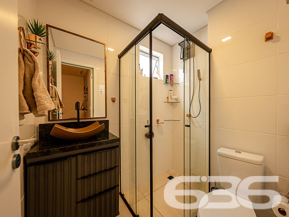 Excelente oportunidade de adquirir um apartamento moderno, situado no desejado bairro Saguaçu, Joinville, SC. Este imóvel é ideal para quem busca conforto, praticidade e uma excelente localização.
Destaques do Imóvel:
Composição: 2 dormitórios, sala de estar e jantar integradas, cozinha planejada, banheiro social, área de serviço e sacada com churrasqueira. A distribuição inteligente dos espaços proporciona um ambiente acolhedor e funcional.
Cozinha Moderna: Cozinha planejada com armários sob medida, integrada com a área de serviço. Ideal para quem valoriza praticidade e estilo.
Sala de Estar: Ampla sala de estar integrada com a sala de jantar, perfeita para momentos de descontração e convívio com a família e amigos. Decoração moderna, com espaço bem aproveitado e iluminação aconchegante.
Dormitórios: Dois dormitórios confortáveis.
Banheiro Social: Banheiro moderno com box de vidro e armário planejado, oferecendo praticidade no dia a dia.
Área de Lazer: O condomínio oferece estrutura de lazer completa com piscina, quiosque, banheiros e churrasqueira, proporcionando momentos de lazer e diversão para toda a família.
Vaga de Garagem: 1 vaga de garagem coberta, oferecendo segurança e comodidade.
Localização Privilegiada: O bairro Saguaçu é conhecido por sua tranquilidade e excelente infraestrutura. Próximo a escolas, supermercados, farmácias e diversas opções de serviços, você terá tudo o que precisa a poucos minutos de casa. A rua é pavimentada e de fácil acesso, facilitando o deslocamento para outras regiões da cidade.
Diferenciais:
Ambientes modernos e bem decorados
Acabamentos de alta qualidade
Projeto arquitetônico que valoriza a funcionalidade e o conforto
Condomínio com estrutura de lazer completa
Não perca a oportunidade de morar em um imóvel que reúne tudo o que você sempre sonhou: localização estratégica, conforto e qualidade de vida. Agende agora mesmo a sua visita e venha se encantar com este apartamento!
636 NEGÓCIOS IMOBILIÁRIOS: A SUA MELHOR ESCOLHA
Com mais de 30 anos de experiência, a 636 Negócios Imobiliários é sua parceira ideal para encontrar o imóvel perfeito. Estamos prontos para ajudá-lo a fazer deste imóvel o seu novo lar.
Telefone: (47) 3451-0636
WhatsApp: (47) 99190-0636
Não perca esta oportunidade única. Visite nosso site para mais informações: i636.com.br
