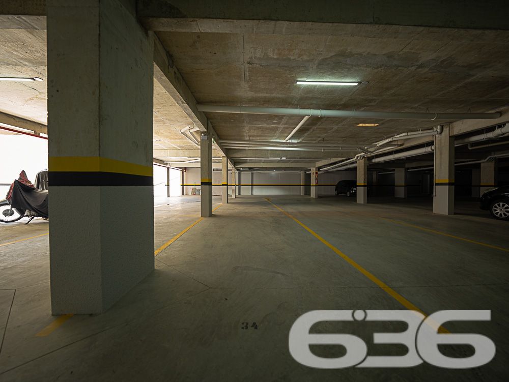 Excelente oportunidade de adquirir um apartamento moderno, situado no desejado bairro Saguaçu, Joinville, SC. Este imóvel é ideal para quem busca conforto, praticidade e uma excelente localização.
Destaques do Imóvel:
Composição: 2 dormitórios, sala de estar e jantar integradas, cozinha planejada, banheiro social, área de serviço e sacada com churrasqueira. A distribuição inteligente dos espaços proporciona um ambiente acolhedor e funcional.
Cozinha Moderna: Cozinha planejada com armários sob medida, integrada com a área de serviço. Ideal para quem valoriza praticidade e estilo.
Sala de Estar: Ampla sala de estar integrada com a sala de jantar, perfeita para momentos de descontração e convívio com a família e amigos. Decoração moderna, com espaço bem aproveitado e iluminação aconchegante.
Dormitórios: Dois dormitórios confortáveis.
Banheiro Social: Banheiro moderno com box de vidro e armário planejado, oferecendo praticidade no dia a dia.
Área de Lazer: O condomínio oferece estrutura de lazer completa com piscina, quiosque, banheiros e churrasqueira, proporcionando momentos de lazer e diversão para toda a família.
Vaga de Garagem: 1 vaga de garagem coberta, oferecendo segurança e comodidade.
Localização Privilegiada: O bairro Saguaçu é conhecido por sua tranquilidade e excelente infraestrutura. Próximo a escolas, supermercados, farmácias e diversas opções de serviços, você terá tudo o que precisa a poucos minutos de casa. A rua é pavimentada e de fácil acesso, facilitando o deslocamento para outras regiões da cidade.
Diferenciais:
Ambientes modernos e bem decorados
Acabamentos de alta qualidade
Projeto arquitetônico que valoriza a funcionalidade e o conforto
Condomínio com estrutura de lazer completa
Não perca a oportunidade de morar em um imóvel que reúne tudo o que você sempre sonhou: localização estratégica, conforto e qualidade de vida. Agende agora mesmo a sua visita e venha se encantar com este apartamento!
636 NEGÓCIOS IMOBILIÁRIOS: A SUA MELHOR ESCOLHA
Com mais de 30 anos de experiência, a 636 Negócios Imobiliários é sua parceira ideal para encontrar o imóvel perfeito. Estamos prontos para ajudá-lo a fazer deste imóvel o seu novo lar.
Telefone: (47) 3451-0636
WhatsApp: (47) 99190-0636
Não perca esta oportunidade única. Visite nosso site para mais informações: i636.com.br