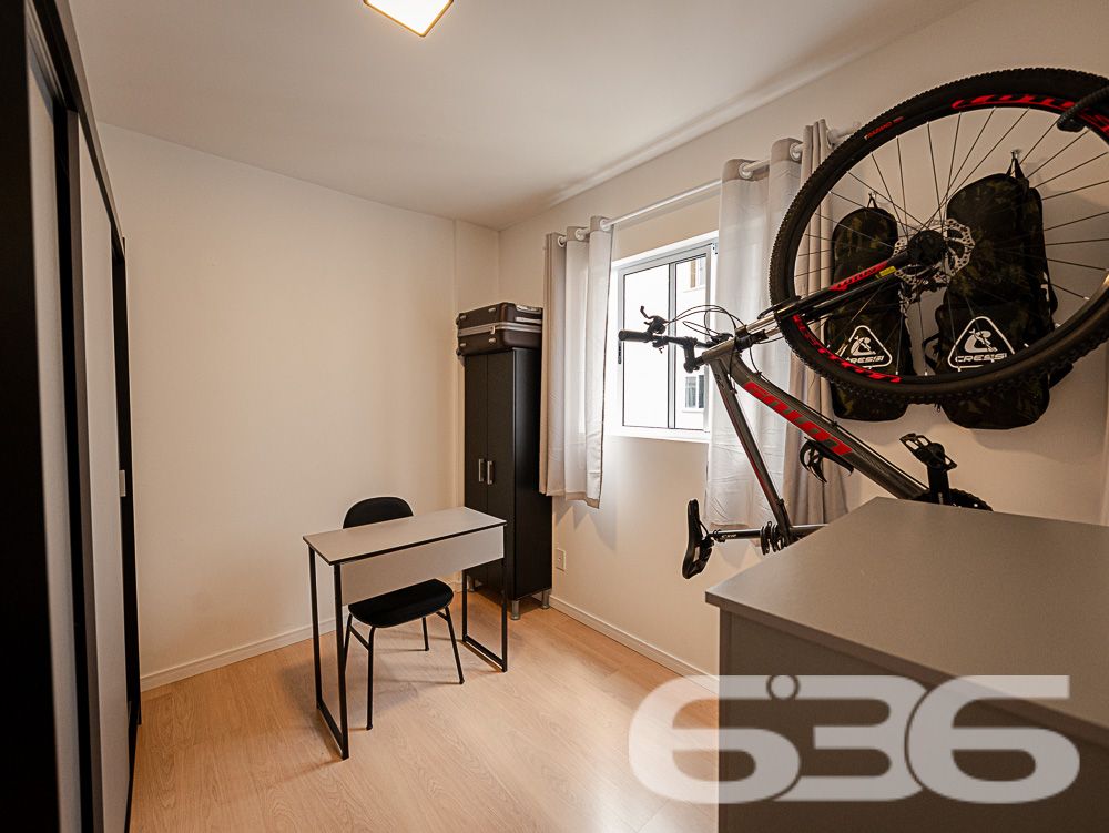 Excelente oportunidade de adquirir um apartamento moderno, situado no desejado bairro Saguaçu, Joinville, SC. Este imóvel é ideal para quem busca conforto, praticidade e uma excelente localização.
Destaques do Imóvel:
Composição: 2 dormitórios, sala de estar e jantar integradas, cozinha planejada, banheiro social, área de serviço e sacada com churrasqueira. A distribuição inteligente dos espaços proporciona um ambiente acolhedor e funcional.
Cozinha Moderna: Cozinha planejada com armários sob medida, integrada com a área de serviço. Ideal para quem valoriza praticidade e estilo.
Sala de Estar: Ampla sala de estar integrada com a sala de jantar, perfeita para momentos de descontração e convívio com a família e amigos. Decoração moderna, com espaço bem aproveitado e iluminação aconchegante.
Dormitórios: Dois dormitórios confortáveis.
Banheiro Social: Banheiro moderno com box de vidro e armário planejado, oferecendo praticidade no dia a dia.
Área de Lazer: O condomínio oferece estrutura de lazer completa com piscina, quiosque, banheiros e churrasqueira, proporcionando momentos de lazer e diversão para toda a família.
Vaga de Garagem: 1 vaga de garagem coberta, oferecendo segurança e comodidade.
Localização Privilegiada: O bairro Saguaçu é conhecido por sua tranquilidade e excelente infraestrutura. Próximo a escolas, supermercados, farmácias e diversas opções de serviços, você terá tudo o que precisa a poucos minutos de casa. A rua é pavimentada e de fácil acesso, facilitando o deslocamento para outras regiões da cidade.
Diferenciais:
Ambientes modernos e bem decorados
Acabamentos de alta qualidade
Projeto arquitetônico que valoriza a funcionalidade e o conforto
Condomínio com estrutura de lazer completa
Não perca a oportunidade de morar em um imóvel que reúne tudo o que você sempre sonhou: localização estratégica, conforto e qualidade de vida. Agende agora mesmo a sua visita e venha se encantar com este apartamento!
636 NEGÓCIOS IMOBILIÁRIOS: A SUA MELHOR ESCOLHA
Com mais de 30 anos de experiência, a 636 Negócios Imobiliários é sua parceira ideal para encontrar o imóvel perfeito. Estamos prontos para ajudá-lo a fazer deste imóvel o seu novo lar.
Telefone: (47) 3451-0636
WhatsApp: (47) 99190-0636
Não perca esta oportunidade única. Visite nosso site para mais informações: i636.com.br