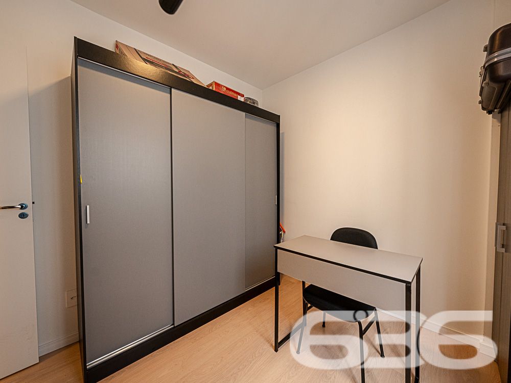 Excelente oportunidade de adquirir um apartamento moderno, situado no desejado bairro Saguaçu, Joinville, SC. Este imóvel é ideal para quem busca conforto, praticidade e uma excelente localização.
Destaques do Imóvel:
Composição: 2 dormitórios, sala de estar e jantar integradas, cozinha planejada, banheiro social, área de serviço e sacada com churrasqueira. A distribuição inteligente dos espaços proporciona um ambiente acolhedor e funcional.
Cozinha Moderna: Cozinha planejada com armários sob medida, integrada com a área de serviço. Ideal para quem valoriza praticidade e estilo.
Sala de Estar: Ampla sala de estar integrada com a sala de jantar, perfeita para momentos de descontração e convívio com a família e amigos. Decoração moderna, com espaço bem aproveitado e iluminação aconchegante.
Dormitórios: Dois dormitórios confortáveis.
Banheiro Social: Banheiro moderno com box de vidro e armário planejado, oferecendo praticidade no dia a dia.
Área de Lazer: O condomínio oferece estrutura de lazer completa com piscina, quiosque, banheiros e churrasqueira, proporcionando momentos de lazer e diversão para toda a família.
Vaga de Garagem: 1 vaga de garagem coberta, oferecendo segurança e comodidade.
Localização Privilegiada: O bairro Saguaçu é conhecido por sua tranquilidade e excelente infraestrutura. Próximo a escolas, supermercados, farmácias e diversas opções de serviços, você terá tudo o que precisa a poucos minutos de casa. A rua é pavimentada e de fácil acesso, facilitando o deslocamento para outras regiões da cidade.
Diferenciais:
Ambientes modernos e bem decorados
Acabamentos de alta qualidade
Projeto arquitetônico que valoriza a funcionalidade e o conforto
Condomínio com estrutura de lazer completa
Não perca a oportunidade de morar em um imóvel que reúne tudo o que você sempre sonhou: localização estratégica, conforto e qualidade de vida. Agende agora mesmo a sua visita e venha se encantar com este apartamento!
636 NEGÓCIOS IMOBILIÁRIOS: A SUA MELHOR ESCOLHA
Com mais de 30 anos de experiência, a 636 Negócios Imobiliários é sua parceira ideal para encontrar o imóvel perfeito. Estamos prontos para ajudá-lo a fazer deste imóvel o seu novo lar.
Telefone: (47) 3451-0636
WhatsApp: (47) 99190-0636
Não perca esta oportunidade única. Visite nosso site para mais informações: i636.com.br