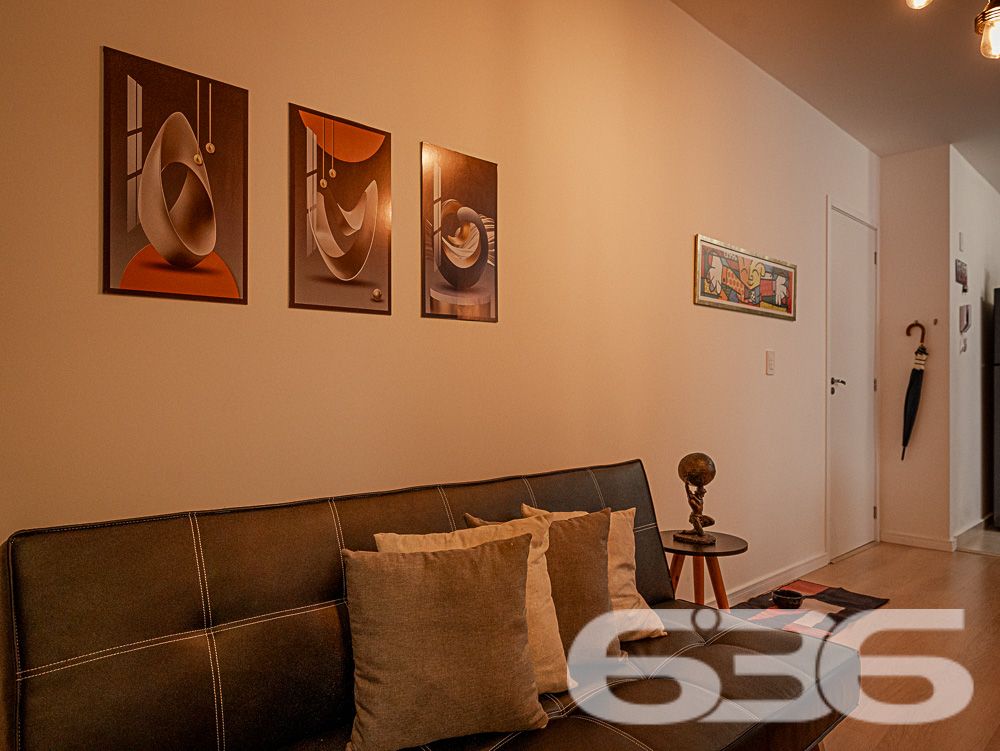 Excelente oportunidade de adquirir um apartamento moderno, situado no desejado bairro Saguaçu, Joinville, SC. Este imóvel é ideal para quem busca conforto, praticidade e uma excelente localização.
Destaques do Imóvel:
Composição: 2 dormitórios, sala de estar e jantar integradas, cozinha planejada, banheiro social, área de serviço e sacada com churrasqueira. A distribuição inteligente dos espaços proporciona um ambiente acolhedor e funcional.
Cozinha Moderna: Cozinha planejada com armários sob medida, integrada com a área de serviço. Ideal para quem valoriza praticidade e estilo.
Sala de Estar: Ampla sala de estar integrada com a sala de jantar, perfeita para momentos de descontração e convívio com a família e amigos. Decoração moderna, com espaço bem aproveitado e iluminação aconchegante.
Dormitórios: Dois dormitórios confortáveis.
Banheiro Social: Banheiro moderno com box de vidro e armário planejado, oferecendo praticidade no dia a dia.
Área de Lazer: O condomínio oferece estrutura de lazer completa com piscina, quiosque, banheiros e churrasqueira, proporcionando momentos de lazer e diversão para toda a família.
Vaga de Garagem: 1 vaga de garagem coberta, oferecendo segurança e comodidade.
Localização Privilegiada: O bairro Saguaçu é conhecido por sua tranquilidade e excelente infraestrutura. Próximo a escolas, supermercados, farmácias e diversas opções de serviços, você terá tudo o que precisa a poucos minutos de casa. A rua é pavimentada e de fácil acesso, facilitando o deslocamento para outras regiões da cidade.
Diferenciais:
Ambientes modernos e bem decorados
Acabamentos de alta qualidade
Projeto arquitetônico que valoriza a funcionalidade e o conforto
Condomínio com estrutura de lazer completa
Não perca a oportunidade de morar em um imóvel que reúne tudo o que você sempre sonhou: localização estratégica, conforto e qualidade de vida. Agende agora mesmo a sua visita e venha se encantar com este apartamento!
636 NEGÓCIOS IMOBILIÁRIOS: A SUA MELHOR ESCOLHA
Com mais de 30 anos de experiência, a 636 Negócios Imobiliários é sua parceira ideal para encontrar o imóvel perfeito. Estamos prontos para ajudá-lo a fazer deste imóvel o seu novo lar.
Telefone: (47) 3451-0636
WhatsApp: (47) 99190-0636
Não perca esta oportunidade única. Visite nosso site para mais informações: i636.com.br