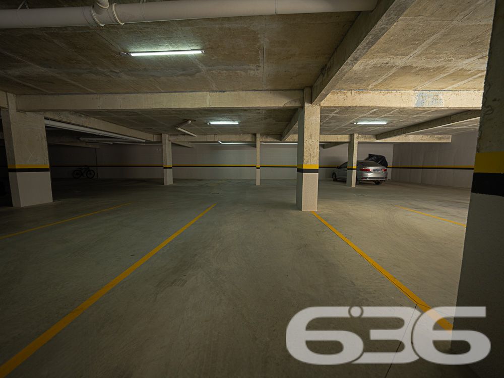 Excelente oportunidade de adquirir um apartamento moderno, situado no desejado bairro Saguaçu, Joinville, SC. Este imóvel é ideal para quem busca conforto, praticidade e uma excelente localização.
Destaques do Imóvel:
Composição: 2 dormitórios, sala de estar e jantar integradas, cozinha planejada, banheiro social, área de serviço e sacada com churrasqueira. A distribuição inteligente dos espaços proporciona um ambiente acolhedor e funcional.
Cozinha Moderna: Cozinha planejada com armários sob medida, integrada com a área de serviço. Ideal para quem valoriza praticidade e estilo.
Sala de Estar: Ampla sala de estar integrada com a sala de jantar, perfeita para momentos de descontração e convívio com a família e amigos. Decoração moderna, com espaço bem aproveitado e iluminação aconchegante.
Dormitórios: Dois dormitórios confortáveis.
Banheiro Social: Banheiro moderno com box de vidro e armário planejado, oferecendo praticidade no dia a dia.
Área de Lazer: O condomínio oferece estrutura de lazer completa com piscina, quiosque, banheiros e churrasqueira, proporcionando momentos de lazer e diversão para toda a família.
Vaga de Garagem: 1 vaga de garagem coberta, oferecendo segurança e comodidade.
Localização Privilegiada: O bairro Saguaçu é conhecido por sua tranquilidade e excelente infraestrutura. Próximo a escolas, supermercados, farmácias e diversas opções de serviços, você terá tudo o que precisa a poucos minutos de casa. A rua é pavimentada e de fácil acesso, facilitando o deslocamento para outras regiões da cidade.
Diferenciais:
Ambientes modernos e bem decorados
Acabamentos de alta qualidade
Projeto arquitetônico que valoriza a funcionalidade e o conforto
Condomínio com estrutura de lazer completa
Não perca a oportunidade de morar em um imóvel que reúne tudo o que você sempre sonhou: localização estratégica, conforto e qualidade de vida. Agende agora mesmo a sua visita e venha se encantar com este apartamento!
636 NEGÓCIOS IMOBILIÁRIOS: A SUA MELHOR ESCOLHA
Com mais de 30 anos de experiência, a 636 Negócios Imobiliários é sua parceira ideal para encontrar o imóvel perfeito. Estamos prontos para ajudá-lo a fazer deste imóvel o seu novo lar.
Telefone: (47) 3451-0636
WhatsApp: (47) 99190-0636
Não perca esta oportunidade única. Visite nosso site para mais informações: i636.com.br